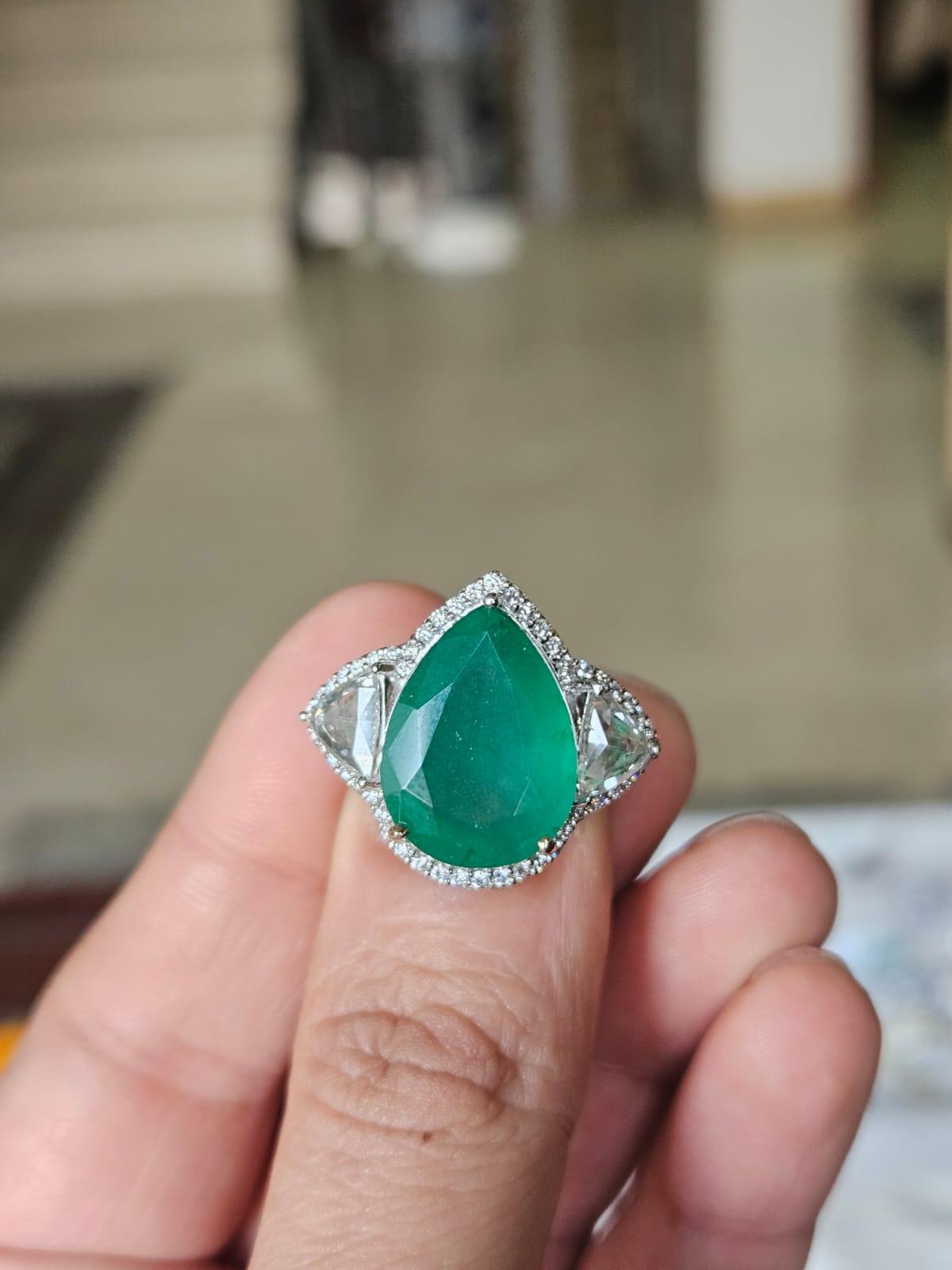 Ein sehr schöner, moderner Smaragd-Verlobungsring in 18 Karat Weißgold mit natürlichen Diamanten. Das Gewicht des Smaragds beträgt 8,77 Karat. Der Smaragd ist völlig natürlich, unbehandelt und stammt aus Sambia. Das Gesamtgewicht der Diamanten