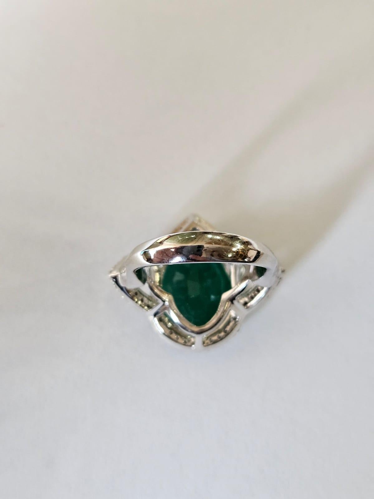 Verlobungsring aus 18-karätigem Gold, 8,77 Karat sambischer Smaragd und Diamanten im Rosenschliff (Moderne) im Angebot