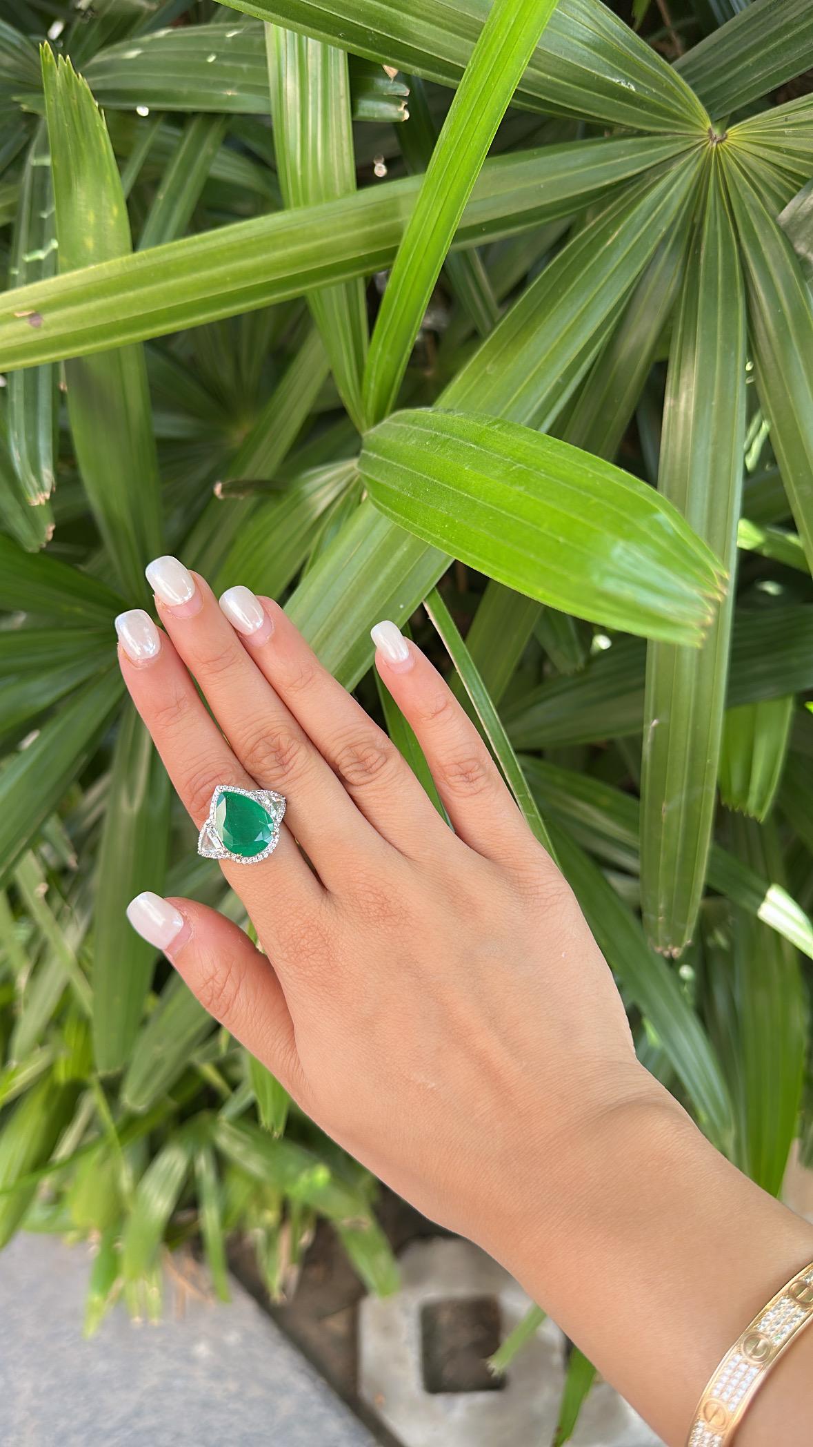 Verlobungsring aus 18-karätigem Gold, 8,77 Karat sambischer Smaragd und Diamanten im Rosenschliff im Angebot 3