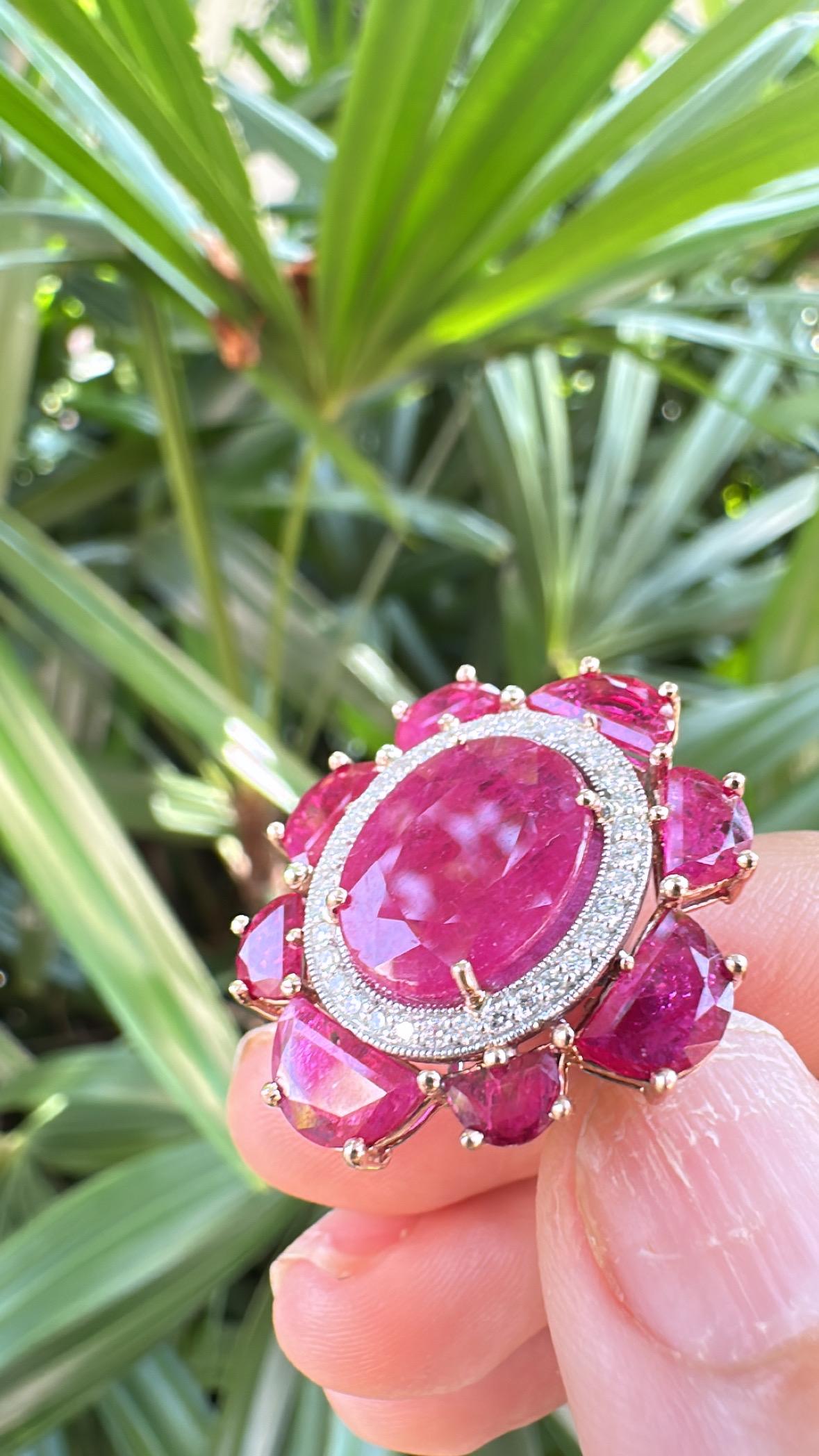 Women's or Men's Set in 18K Gold, 8.83 carats, natural Mozambique Ruby & Diamonds Cocktail Ring For Sale