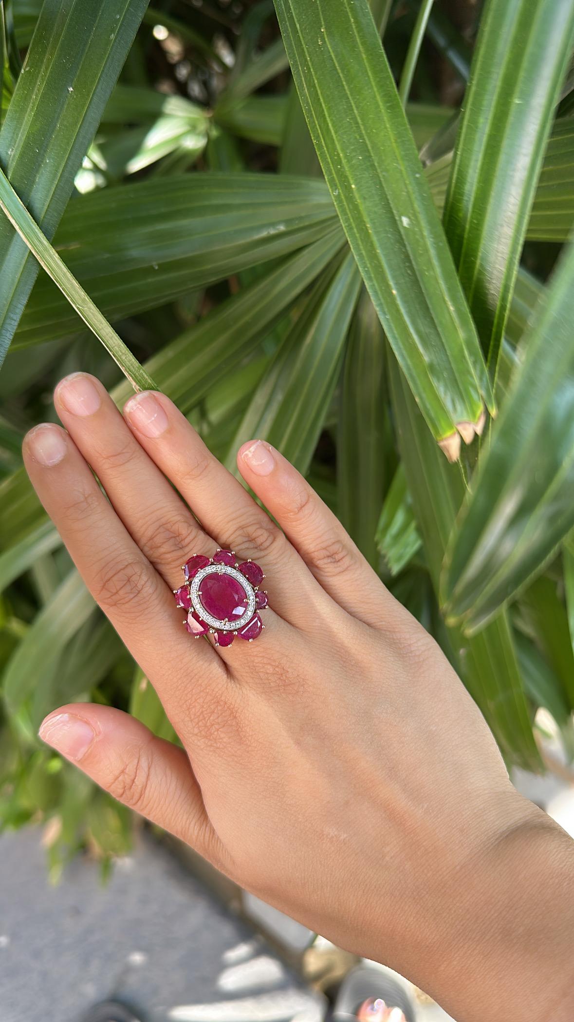 Set in 18K Gold, 8.83 carats, natural Mozambique Ruby & Diamonds Cocktail Ring For Sale 1