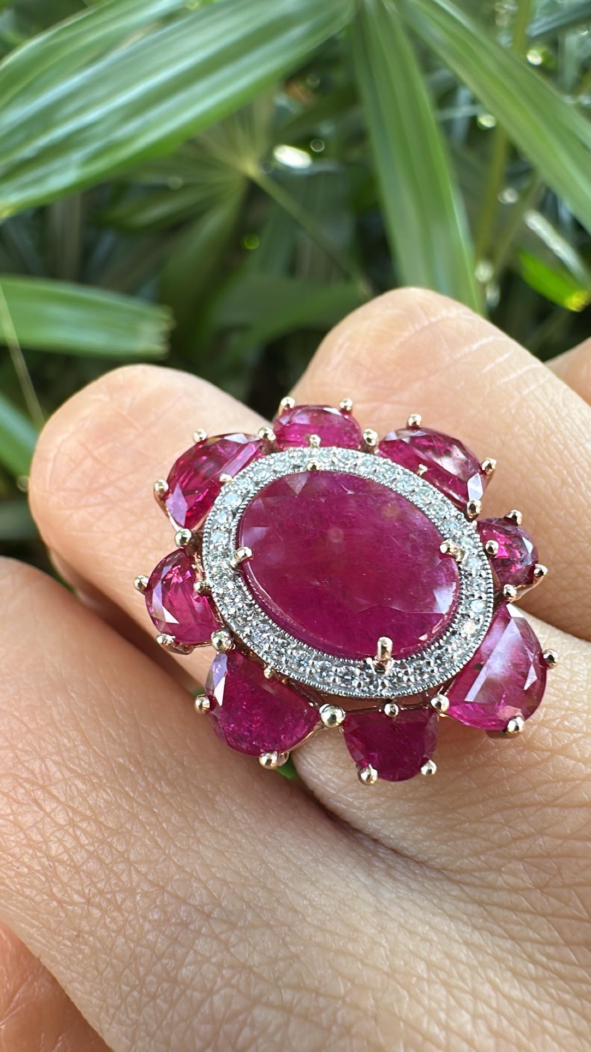 Set in 18K Gold, 8.83 carats, natural Mozambique Ruby & Diamonds Cocktail Ring For Sale 2