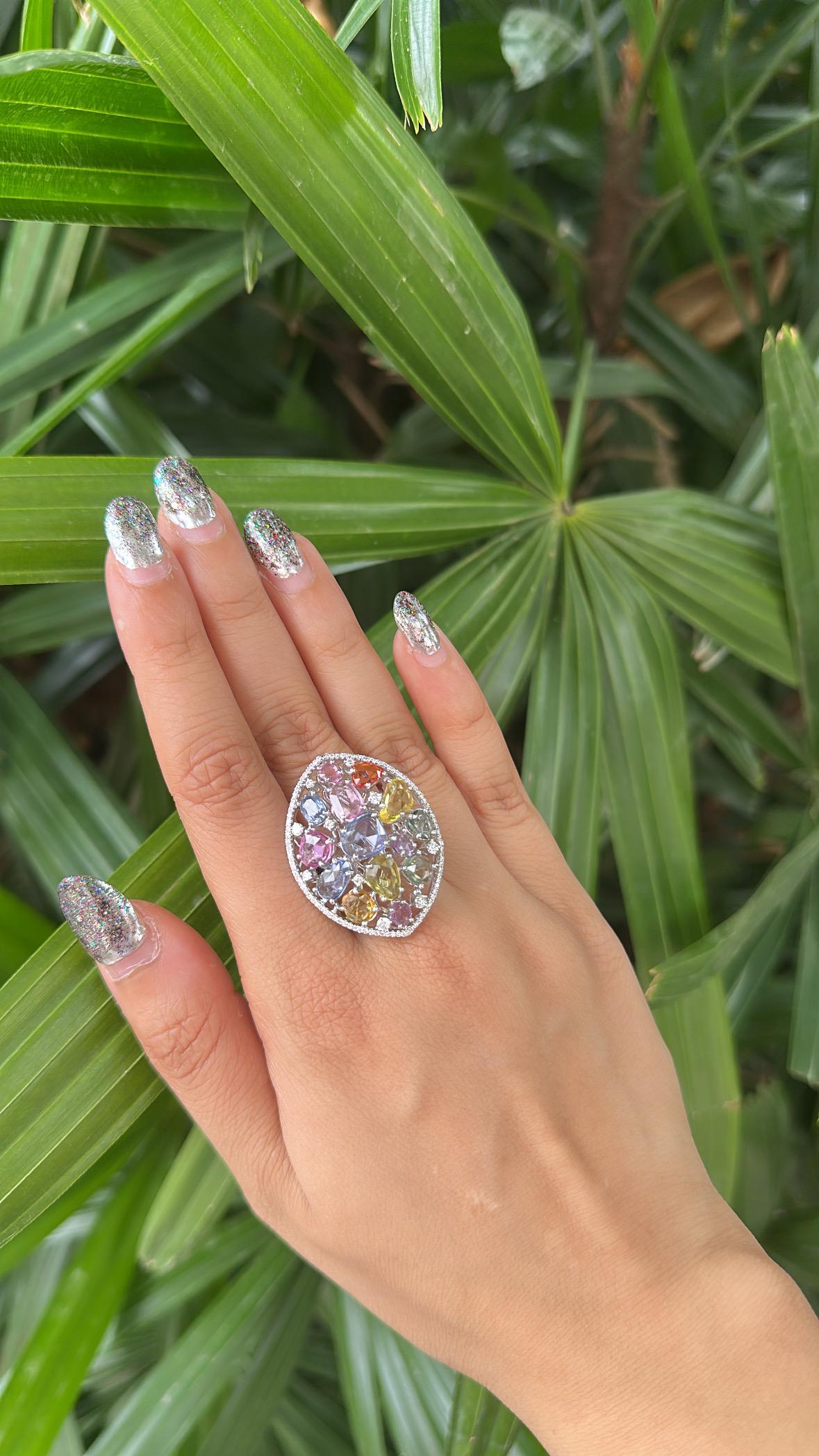 Bague cocktail en or 18 carats, 8.94 carats Ceylon Multi Sapphires & Diamonds en vente 4
