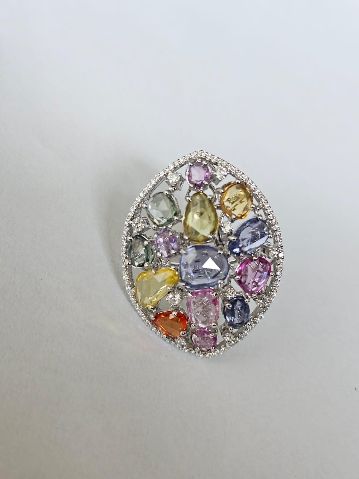 Bague cocktail en or 18 carats, 8.94 carats Ceylon Multi Sapphires & Diamonds Neuf - En vente à Hong Kong, HK