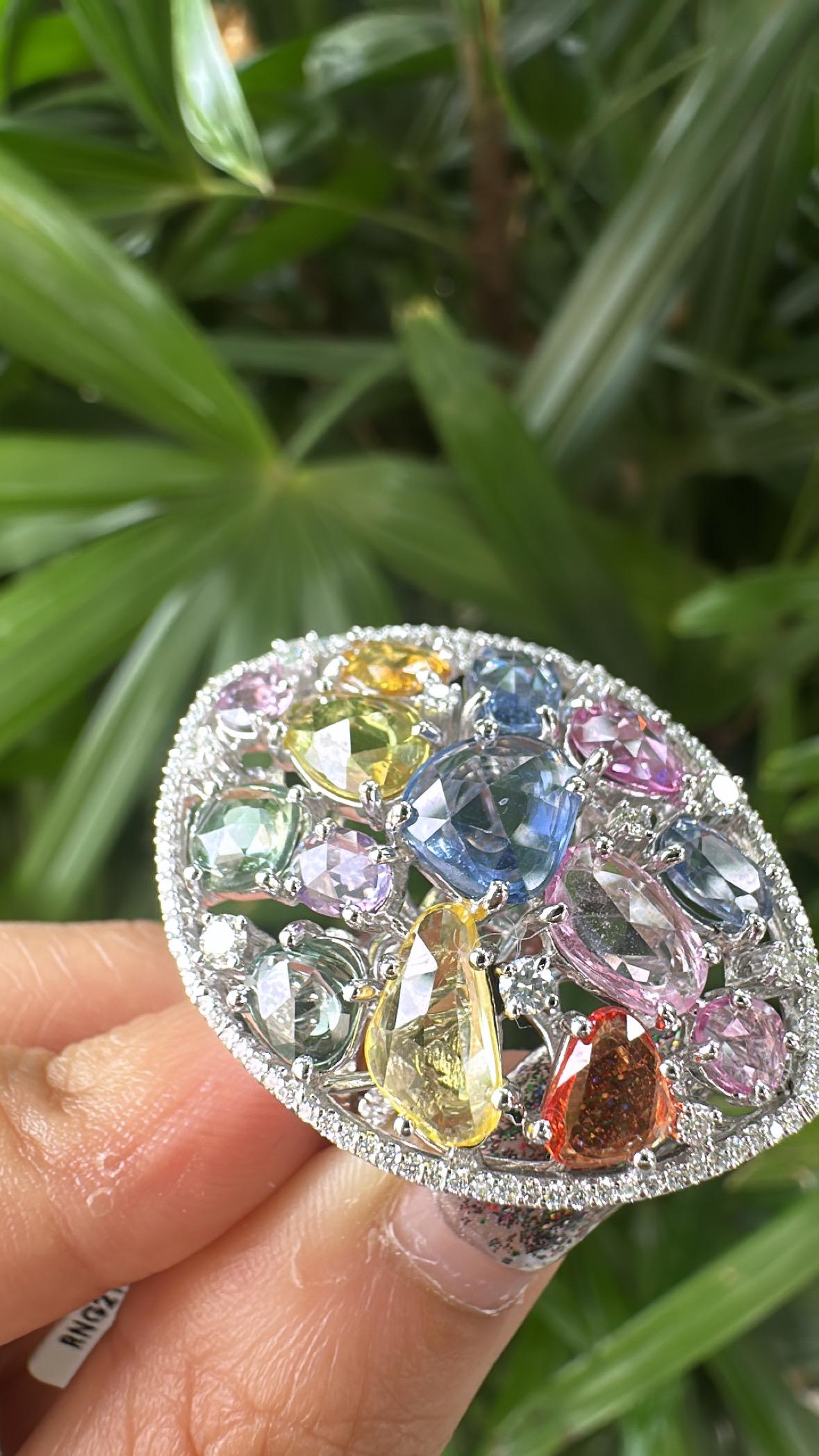 Bague cocktail en or 18 carats, 8.94 carats Ceylon Multi Sapphires & Diamonds Unisexe en vente
