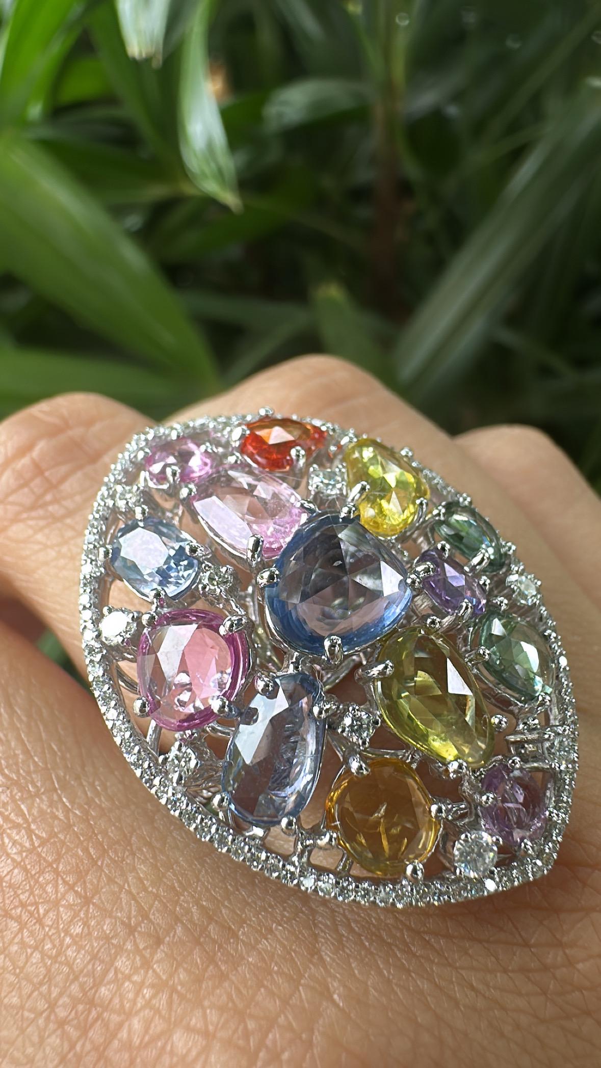 Bague cocktail en or 18 carats, 8.94 carats Ceylon Multi Sapphires & Diamonds en vente 1