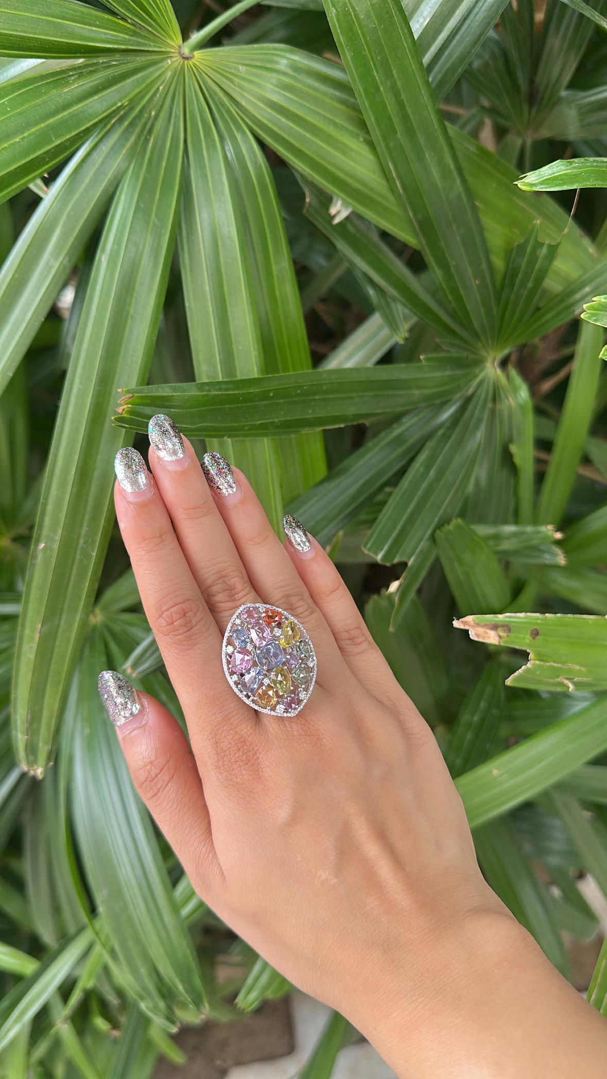 Bague cocktail en or 18 carats, 8.94 carats Ceylon Multi Sapphires & Diamonds en vente 2