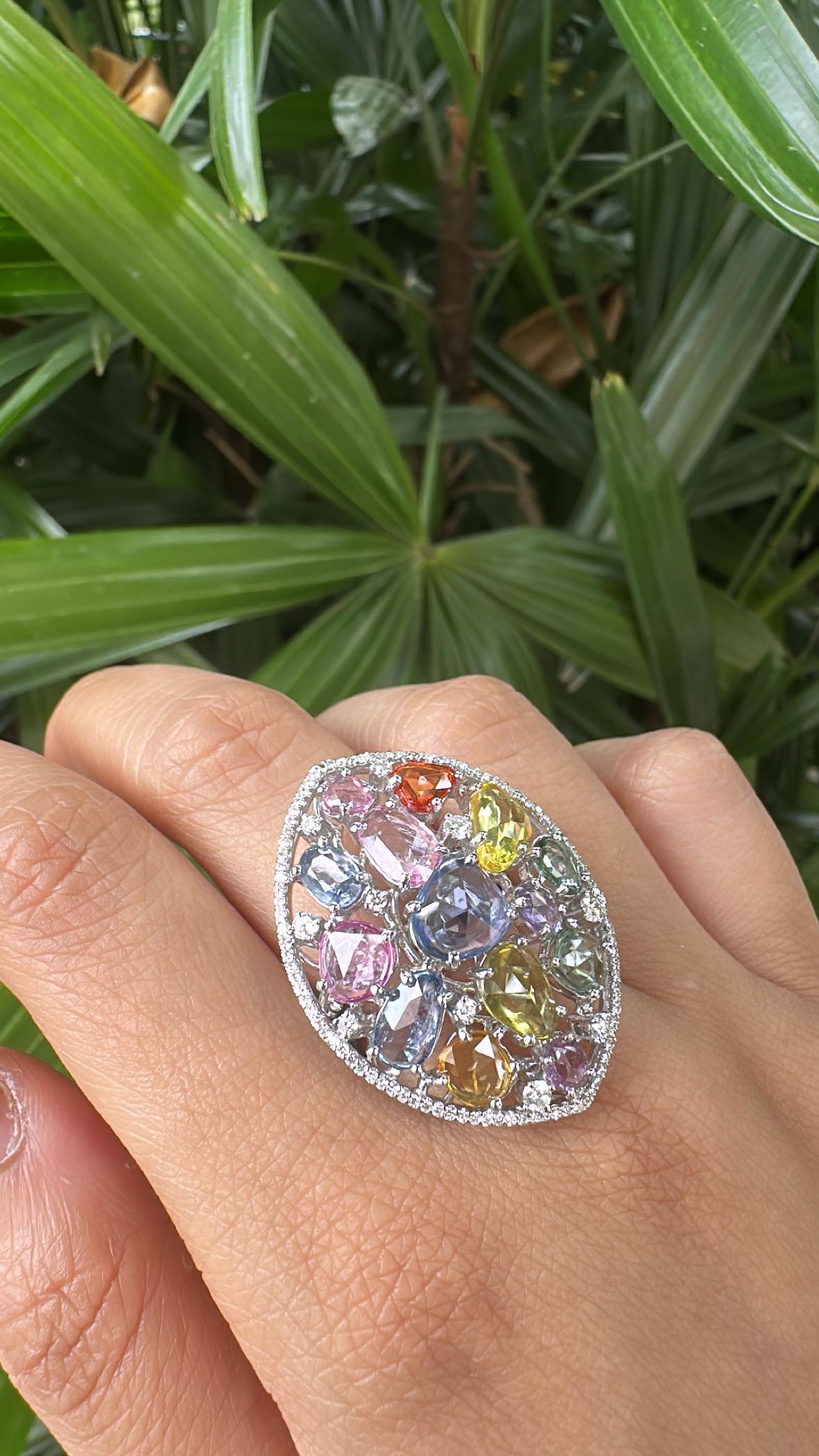 Bague cocktail en or 18 carats, 8.94 carats Ceylon Multi Sapphires & Diamonds en vente 3