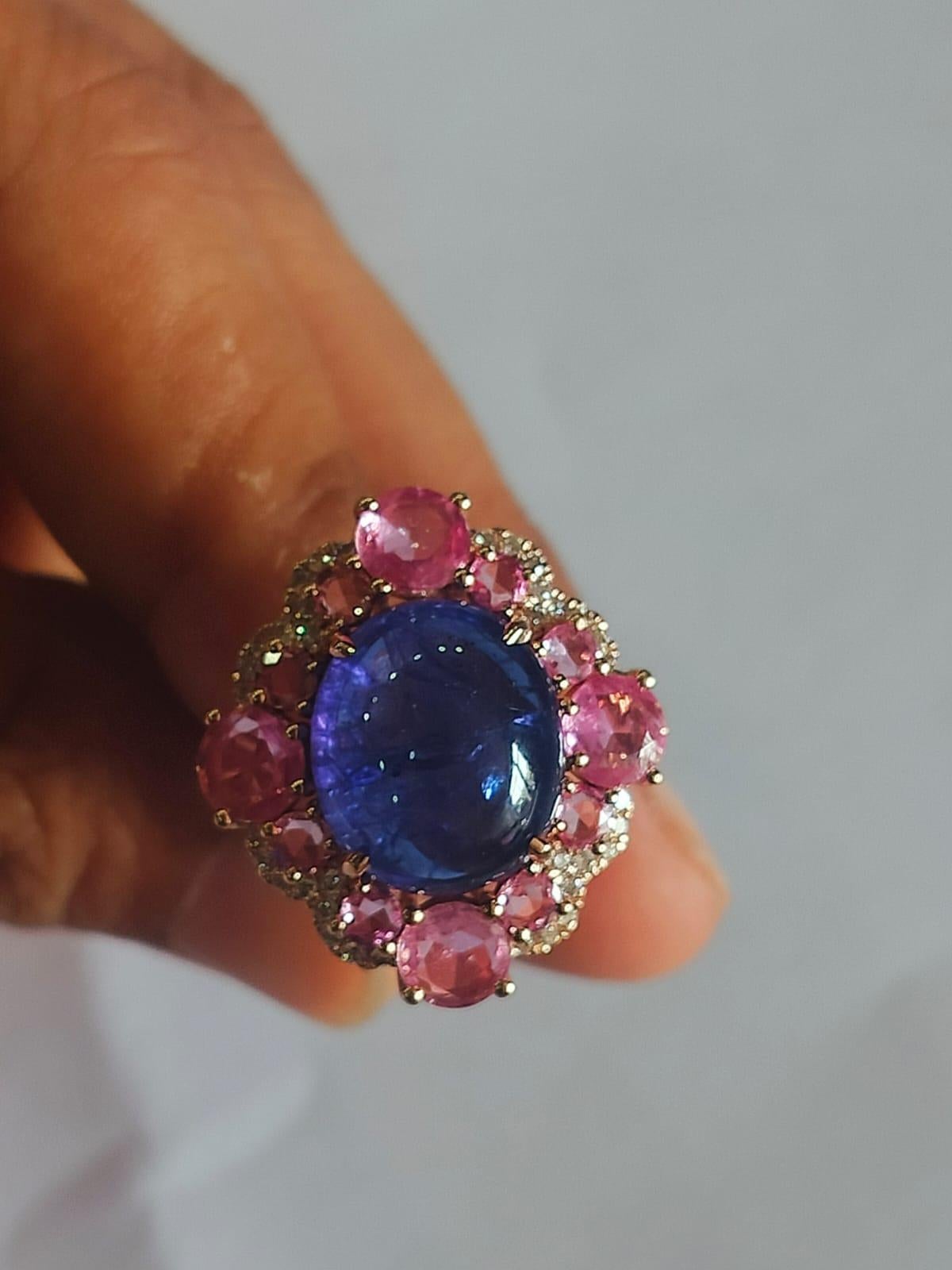 Cocktail-Ring aus 18 Karat Gold, 9.00 Karat Tansanit, rosa Saphir und Diamant im Zustand „Neu“ in Hong Kong, HK