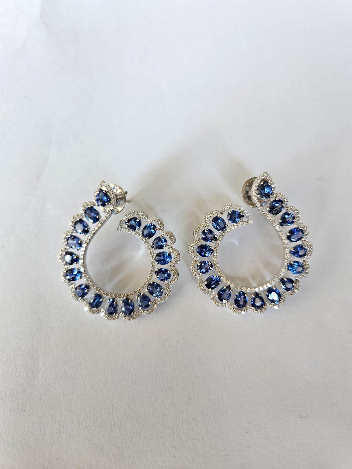 Set in 18K Gold, 9.02 carats, Blue Sapphires & Diamonds Chandelier Hoop Earrings For Sale 4