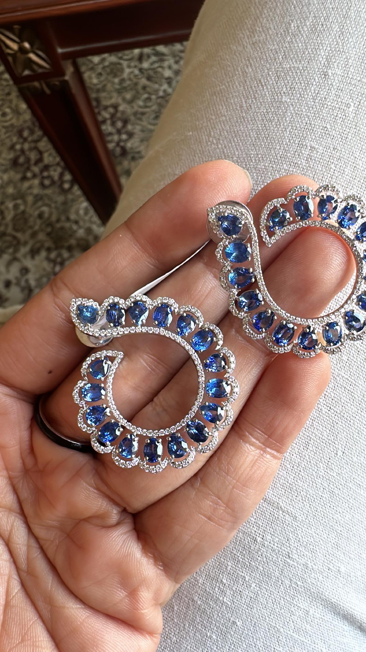 Modern Set in 18K Gold, 9.02 carats, Blue Sapphires & Diamonds Chandelier Hoop Earrings For Sale