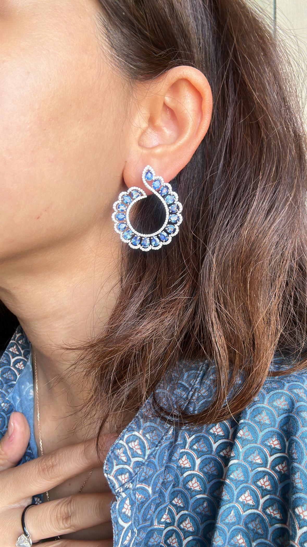 Pear Cut Set in 18K Gold, 9.02 carats, Blue Sapphires & Diamonds Chandelier Hoop Earrings For Sale