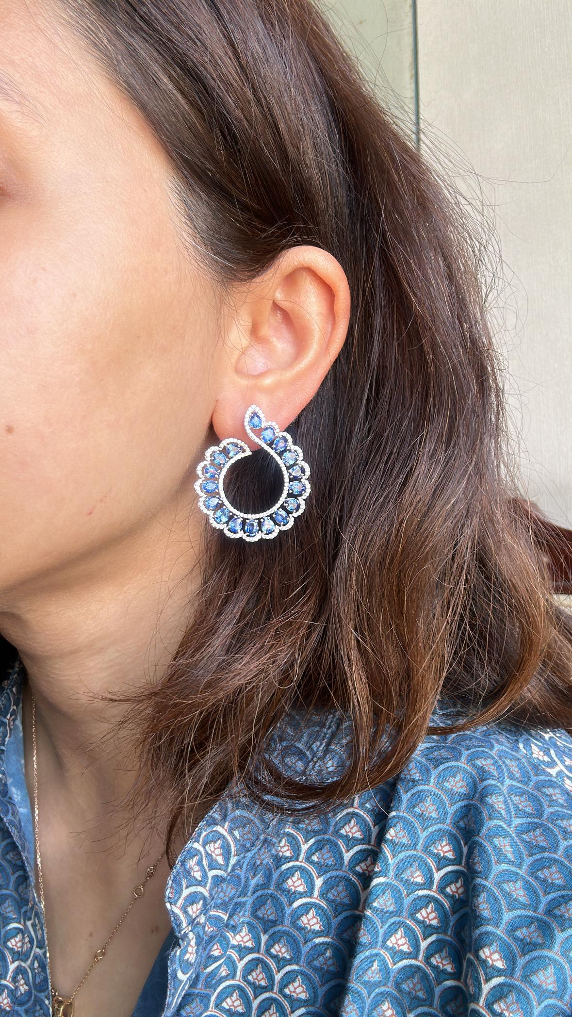 Set in 18K Gold, 9.02 carats, Blue Sapphires & Diamonds Chandelier Hoop Earrings In New Condition For Sale In Hong Kong, HK
