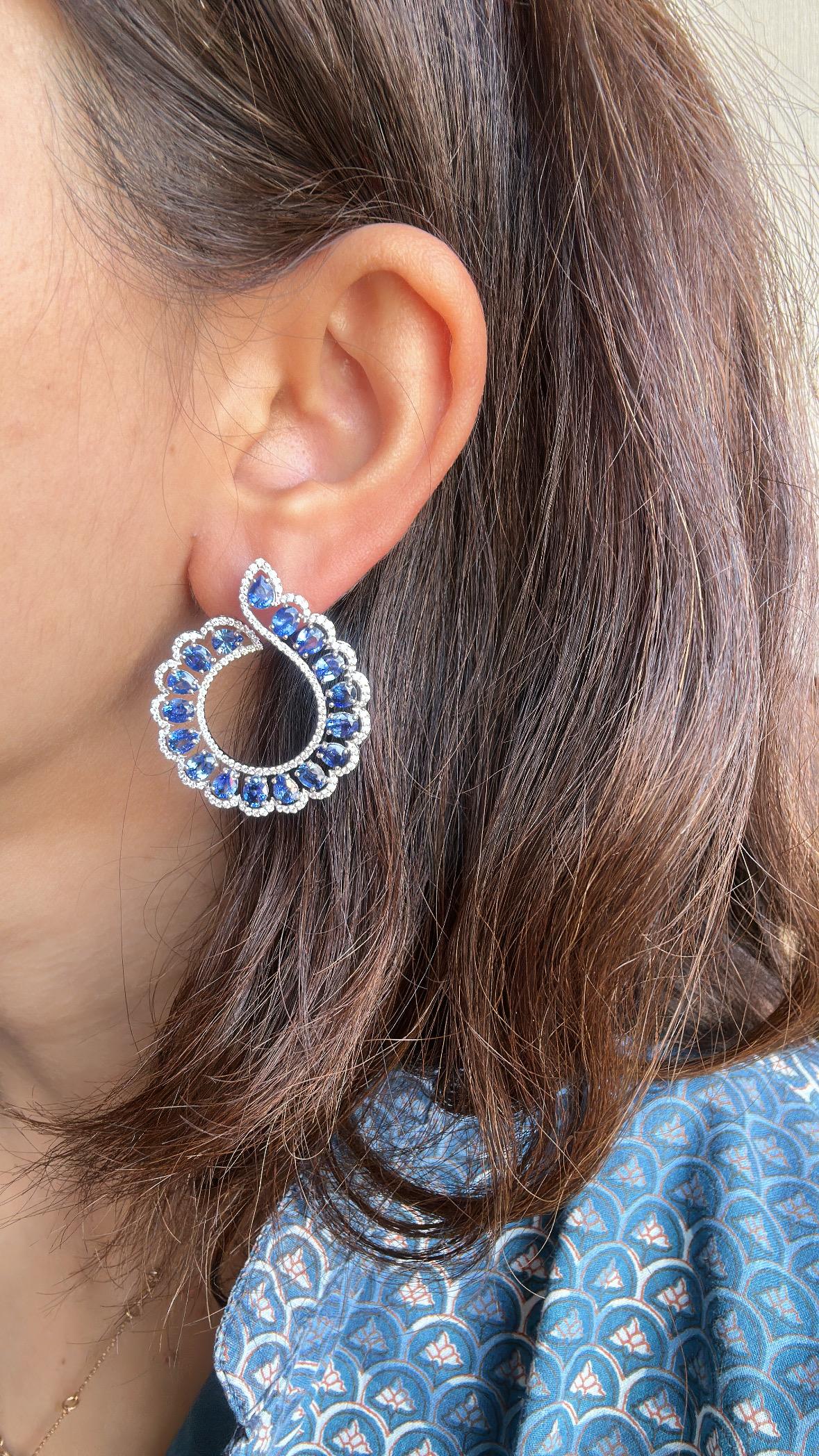 Women's or Men's Set in 18K Gold, 9.02 carats, Blue Sapphires & Diamonds Chandelier Hoop Earrings For Sale