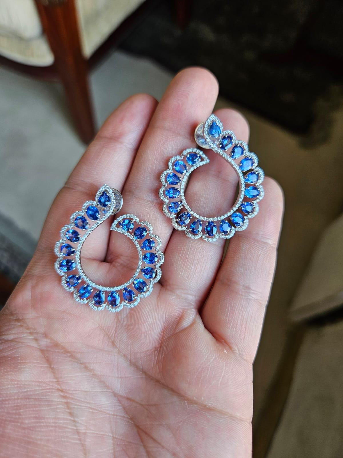 Set in 18K Gold, 9.02 carats, Blue Sapphires & Diamonds Chandelier Hoop Earrings For Sale 1