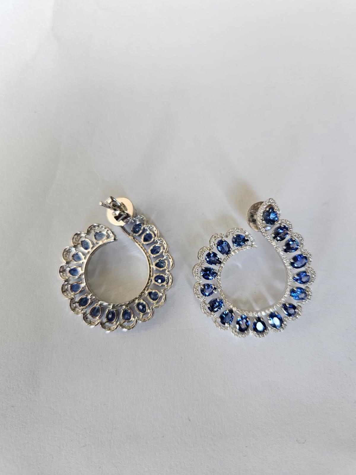 Set in 18K Gold, 9.02 carats, Blue Sapphires & Diamonds Chandelier Hoop Earrings For Sale 2