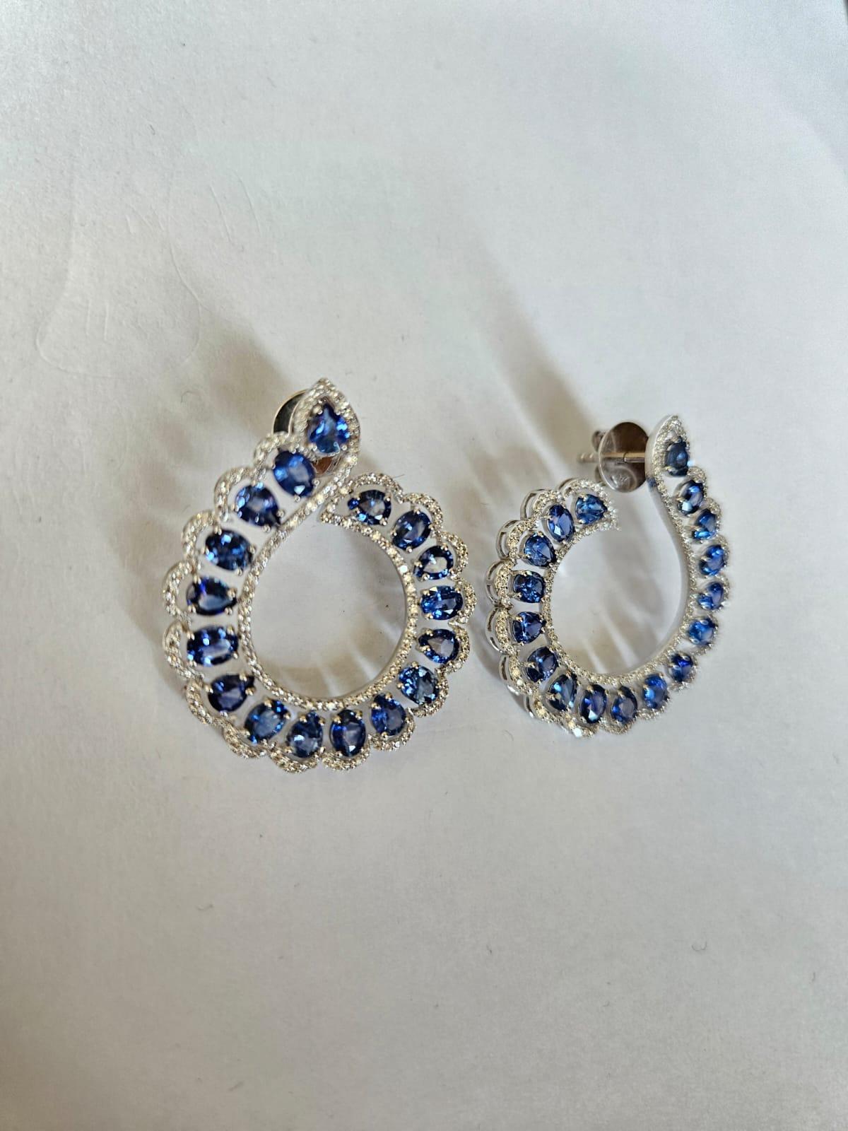 Set in 18K Gold, 9.02 carats, Blue Sapphires & Diamonds Chandelier Hoop Earrings For Sale 3