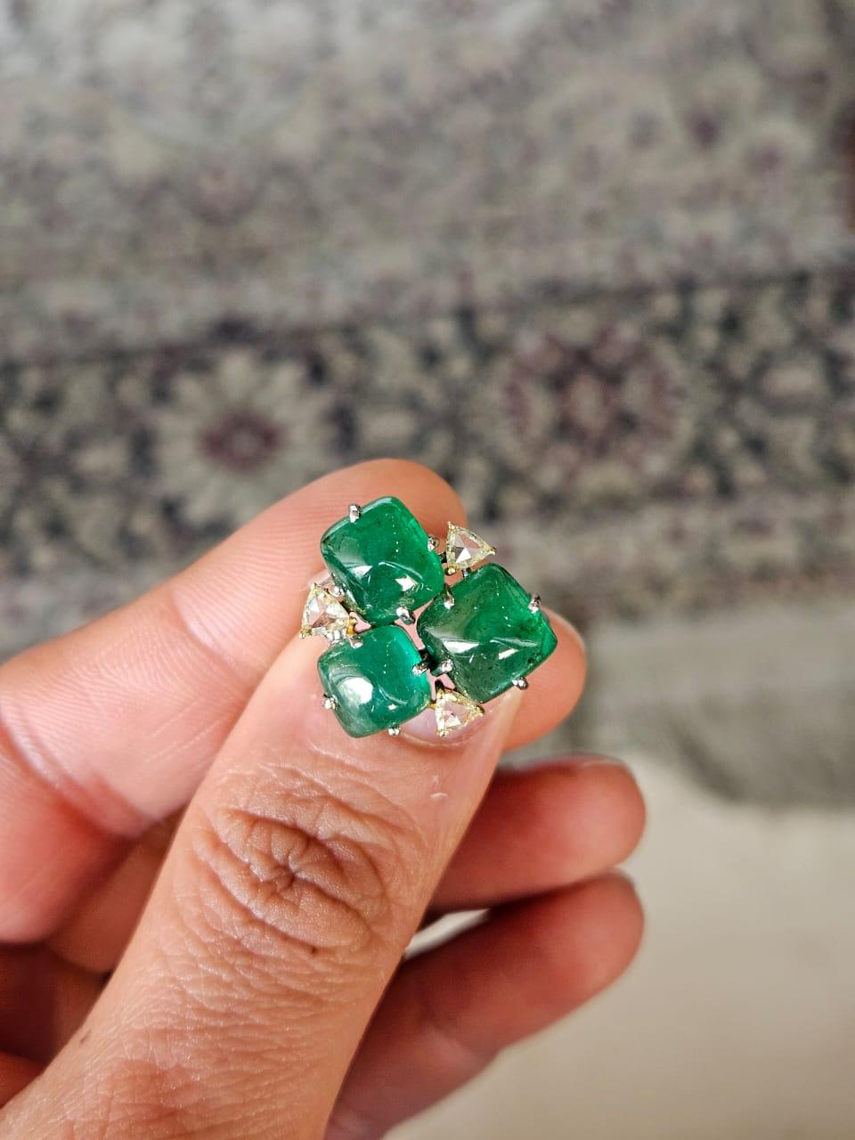 Ein wunderschöner Smaragd-Cocktail-Kuppelring aus 18 Karat Weißgold und natürlichen Diamanten. Das Gewicht des Emerald Sugarloafs beträgt 9.04 Karat. Die Smaragde sind völlig natürlich, ohne jegliche Behandlung und stammen aus Sambia. Die  Das