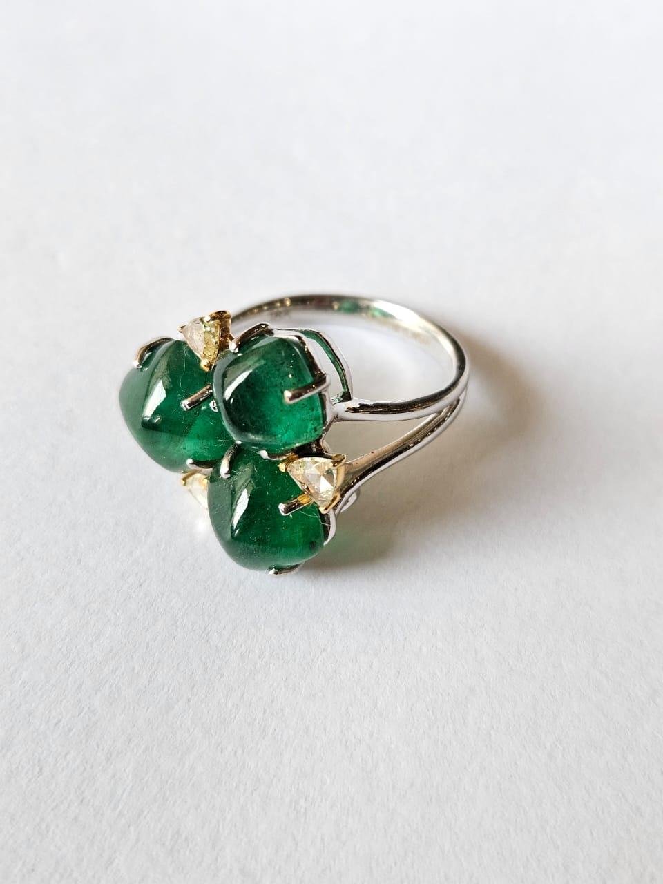 Set in 18K Gold, 9,04 Karat, sambischer Smaragd Zuckerhüte & Diamanten Dome Ring (Art déco) im Angebot