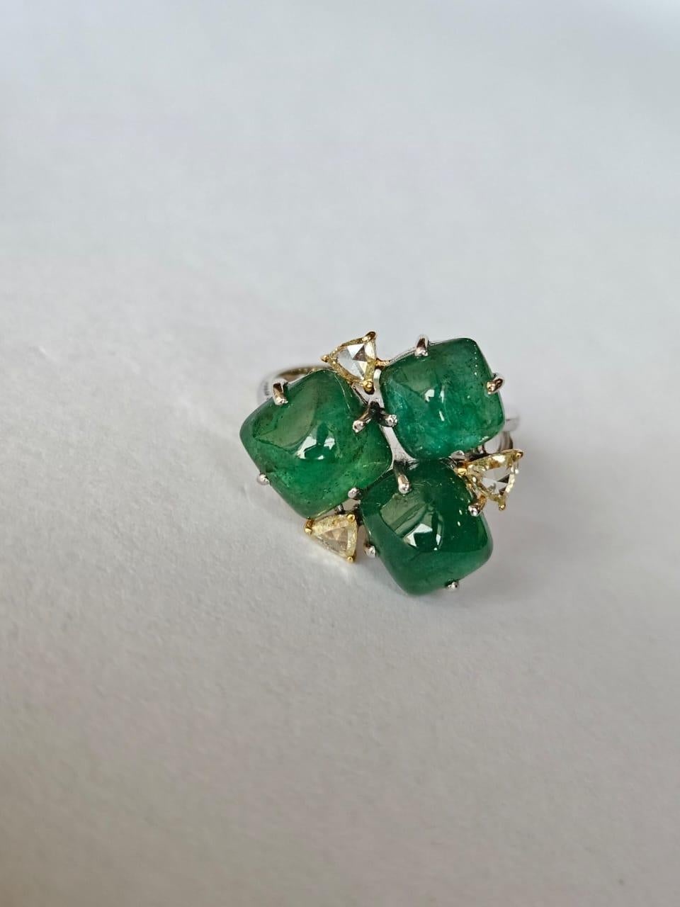 Set in 18K Gold, 9,04 Karat, sambischer Smaragd Zuckerhüte & Diamanten Dome Ring (Kegel-Cabochon) im Angebot