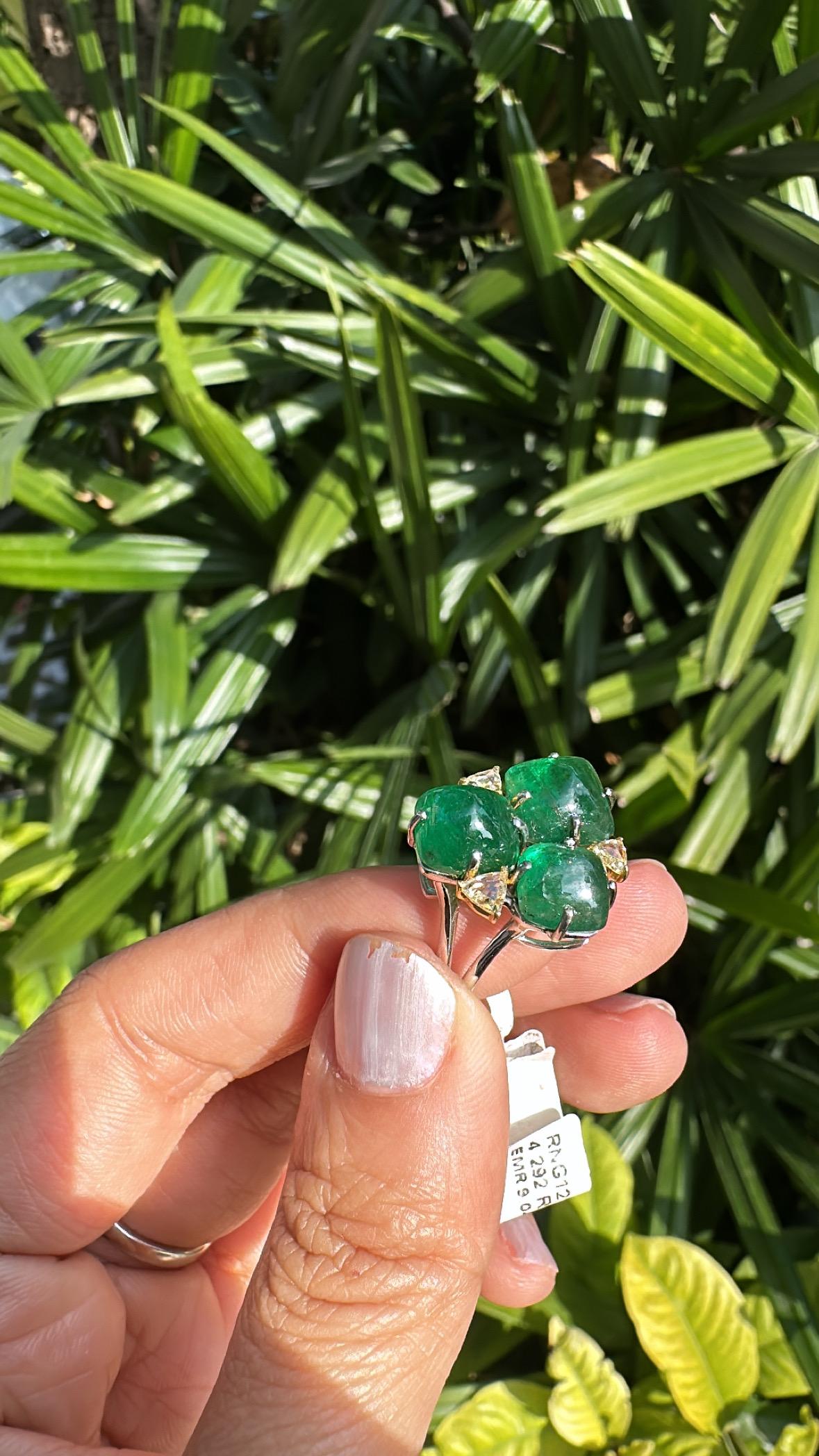 Set in 18K Gold, 9,04 Karat, sambischer Smaragd Zuckerhüte & Diamanten Dome Ring im Angebot 1