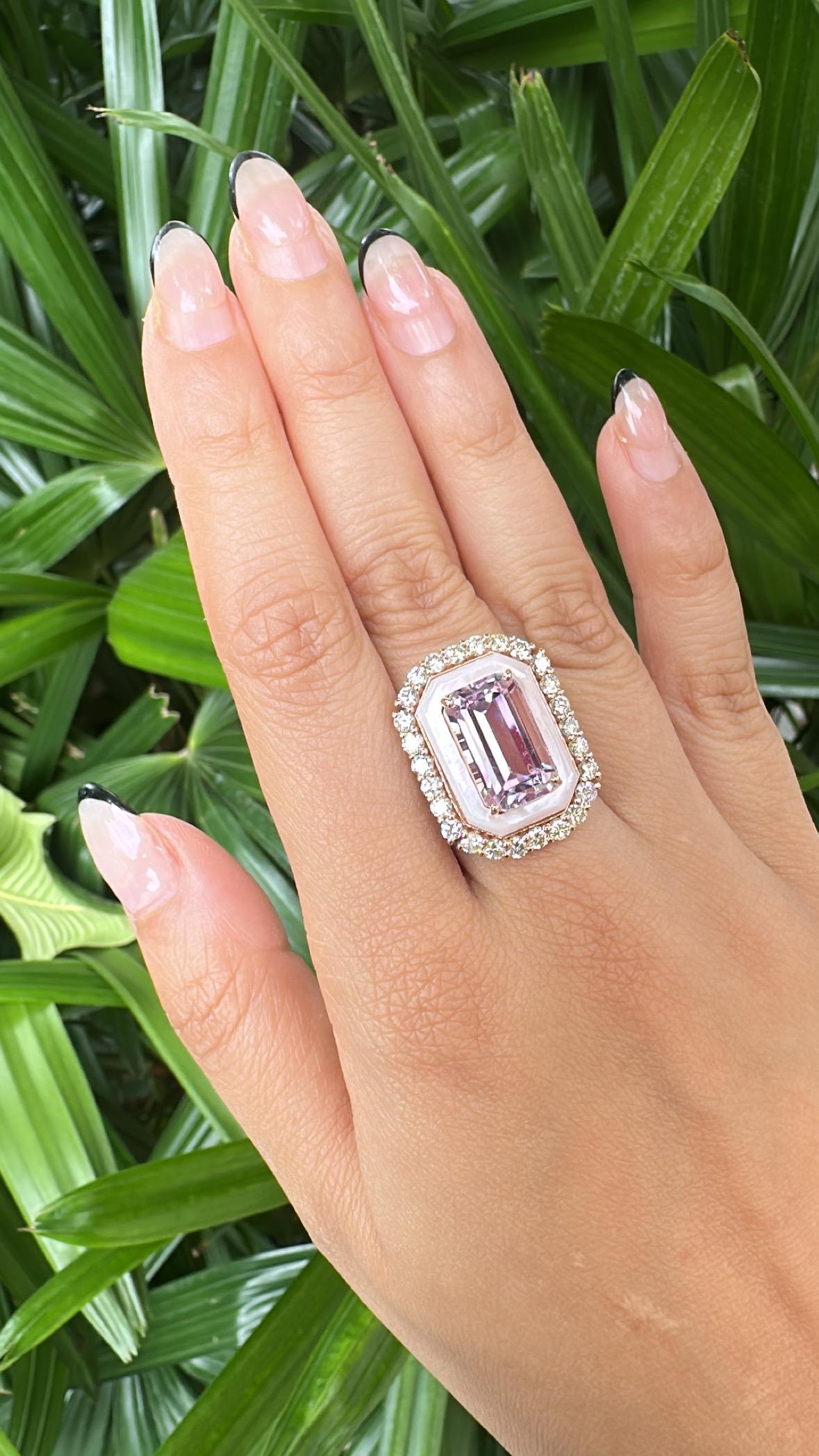 Set in 18K Gold, 9.08 carat Kunzite, Mother of Pearl & Diamonds Engagement Ring For Sale 4