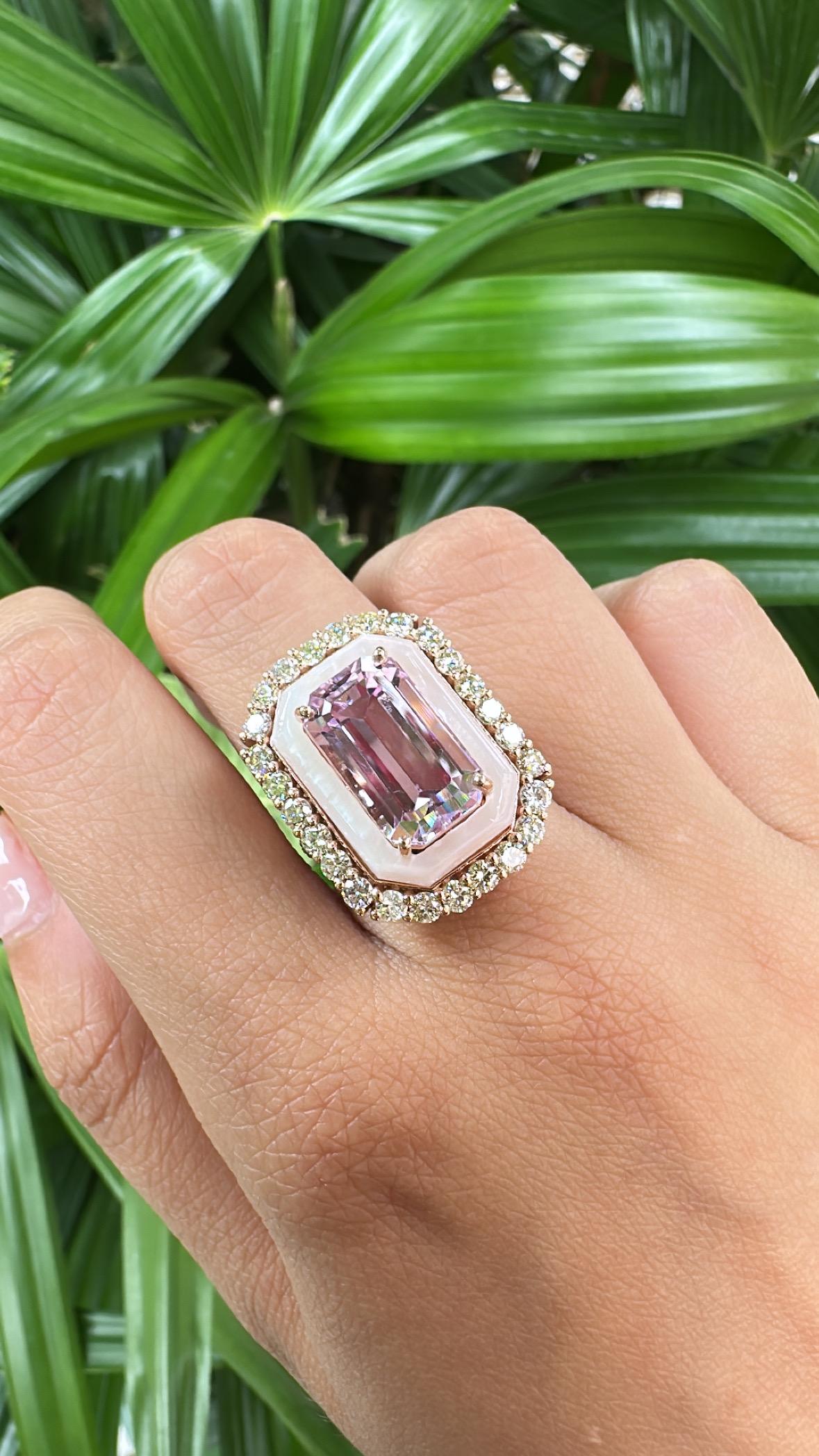 Set in 18K Gold, 9.08 carat Kunzite, Mother of Pearl & Diamonds Engagement Ring For Sale 3