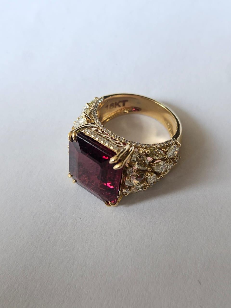 Set in 18K Gold, 9.17 carats Rubellite & Yellow Diamond Engagement Cocktail Ring In New Condition In Hong Kong, HK