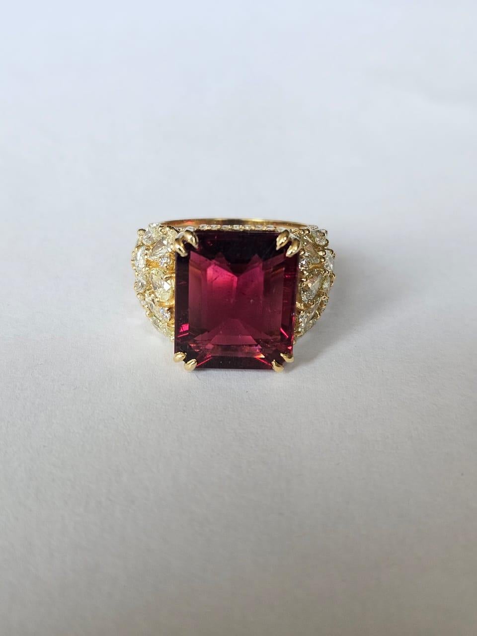 Women's or Men's Set in 18K Gold, 9.17 carats Rubellite & Yellow Diamond Engagement Cocktail Ring
