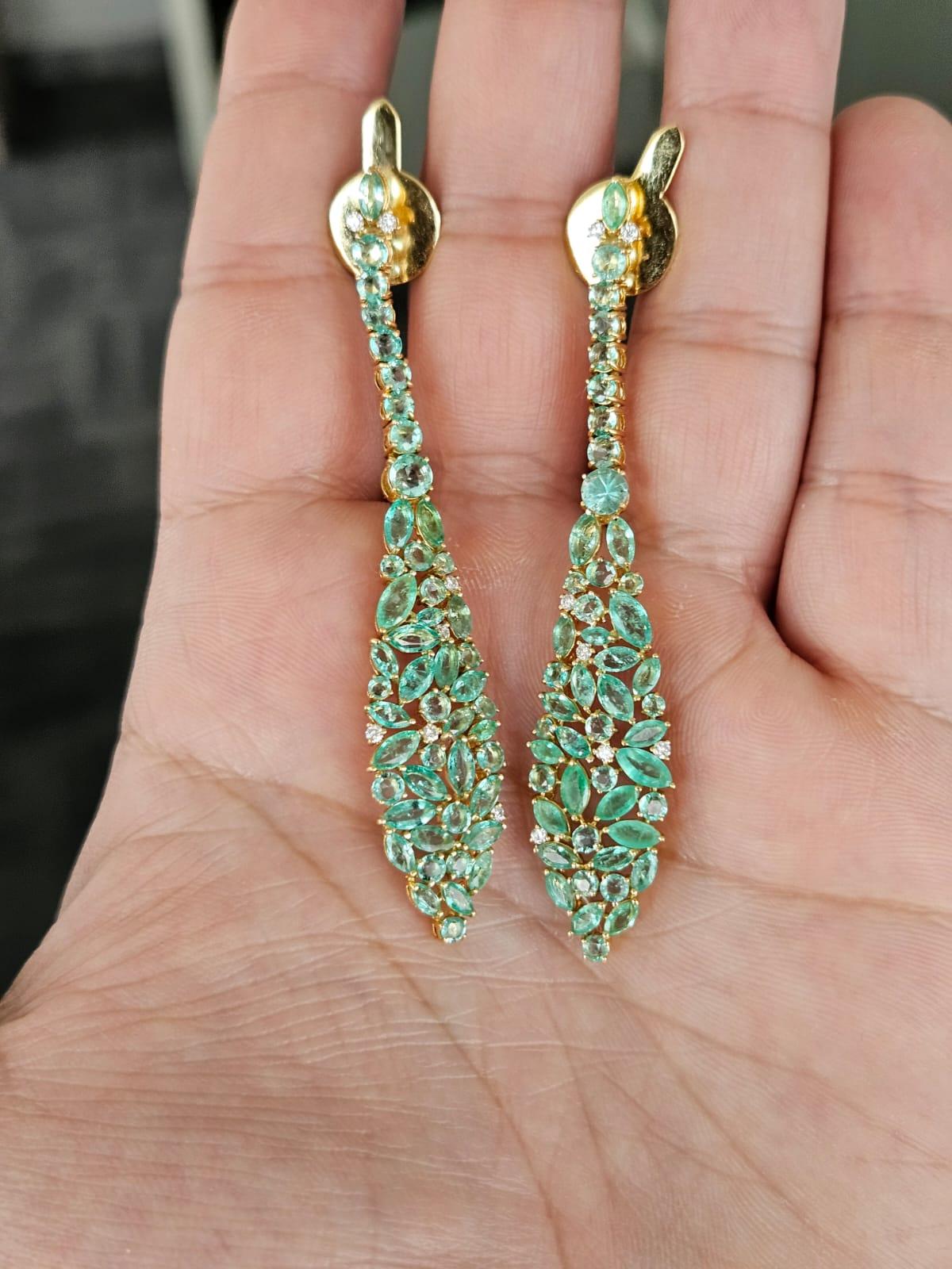 Un bellissimo orecchino a lampadario di smeraldo in stile moderno con oro giallo 18 carati e diamanti. Il peso degli smeraldi è di 9,19 carati. Gli smeraldi sono completamente naturali, senza alcun trattamento e sono di origine zambiana. Il peso dei