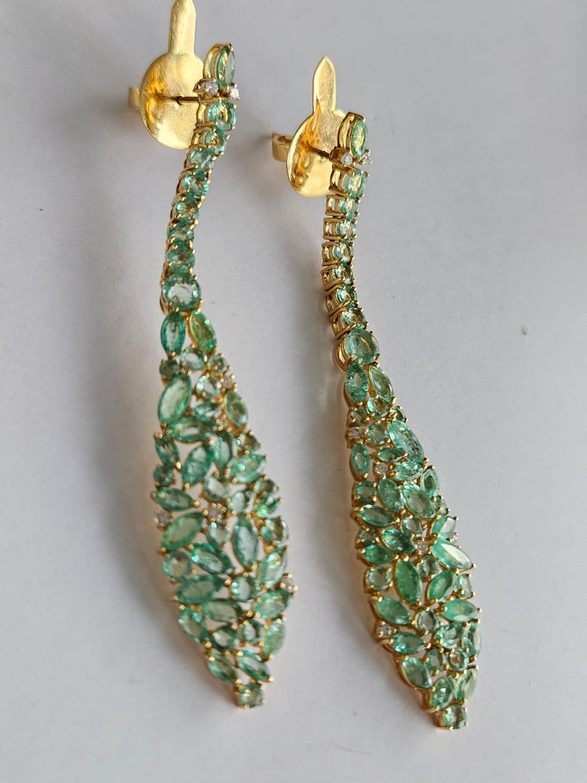 Round Cut Set in 18K Gold, 9.19 carats, Zambian Emerald & Diamonds Chandelier Earrings For Sale
