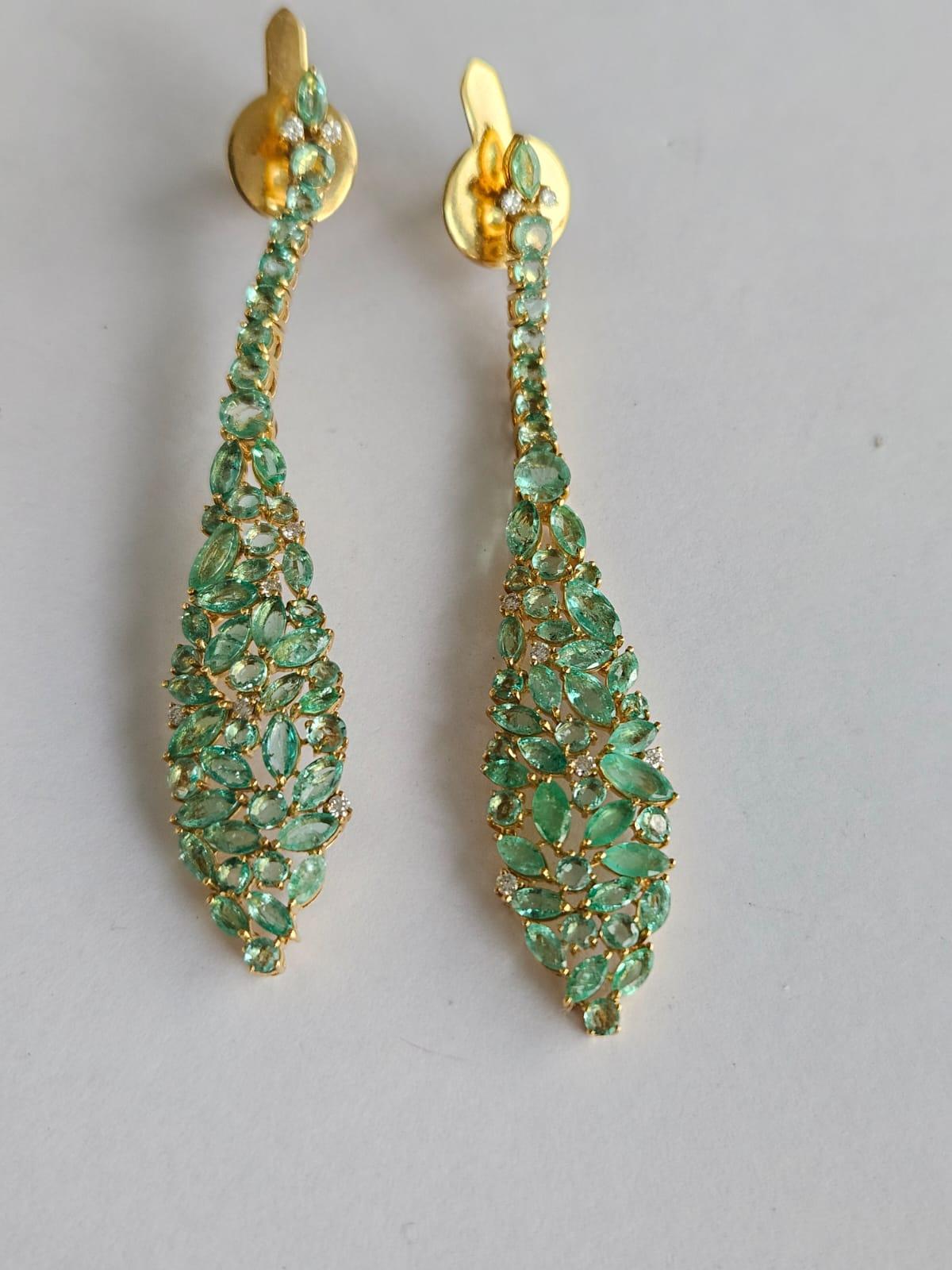 Set in 18K Gold, 9.19 carats, Zambian Emerald & Diamonds Chandelier Earrings In New Condition For Sale In Hong Kong, HK