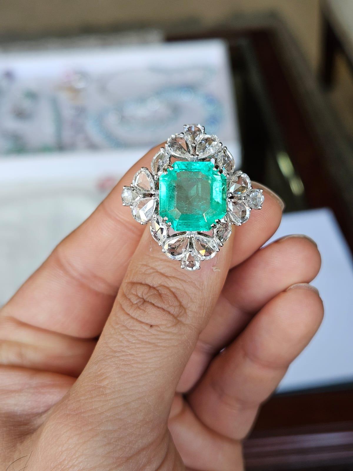 Une très belle bague de fiançailles en or blanc 18 carats et diamants naturels, unique en son genre. Le poids de l'émeraude est de 9,22 carats. Les Emeraudes sont entièrement naturelles, sans aucun traitement et sont d'origine colombienne. Le poids
