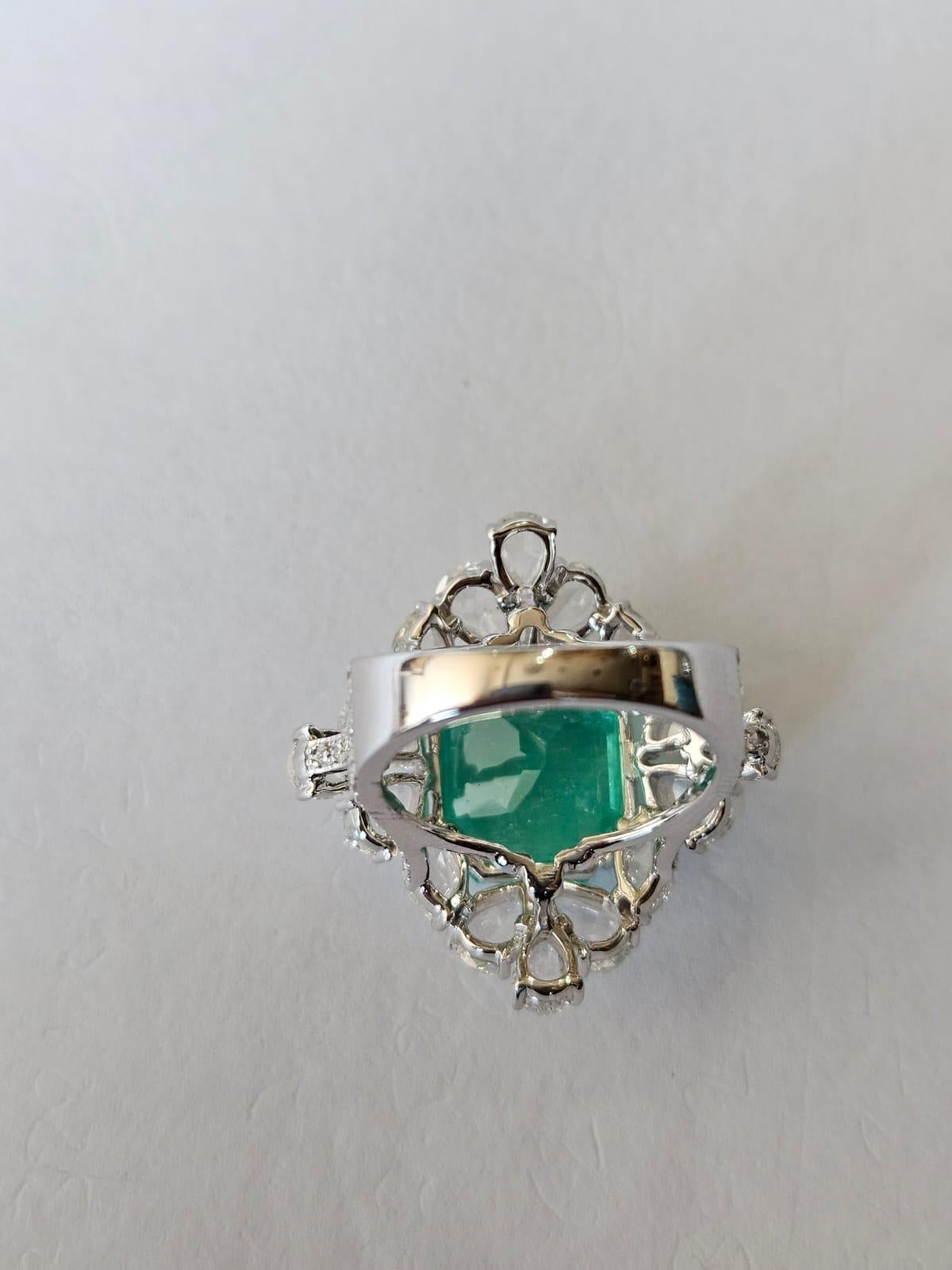Moderne Bague de fiançailles en or 18 carats, émeraude colombienne de 9,22 carats et diamant de taille rose en vente