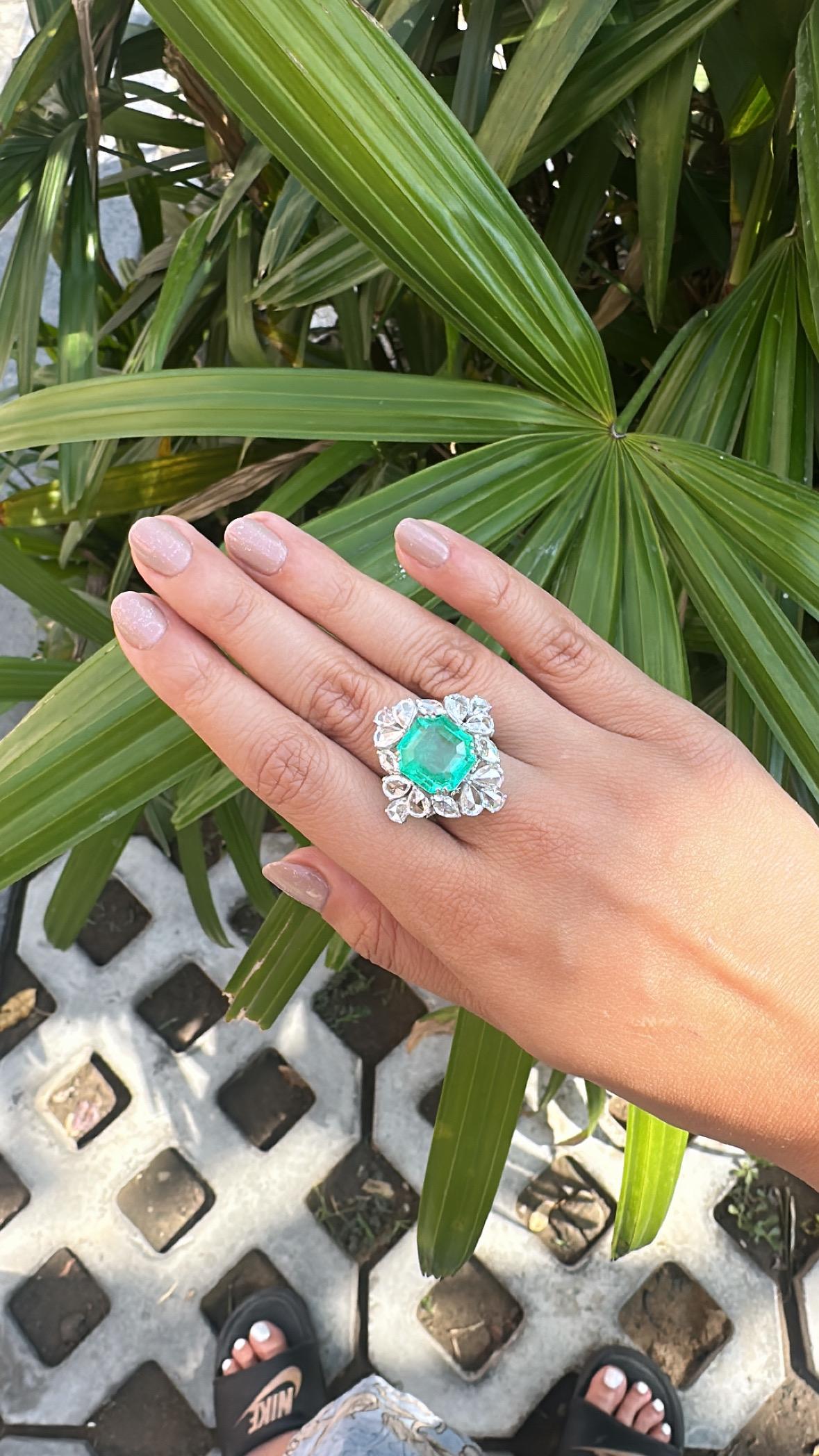 Bague de fiançailles en or 18 carats, émeraude colombienne de 9,22 carats et diamant de taille rose en vente 2