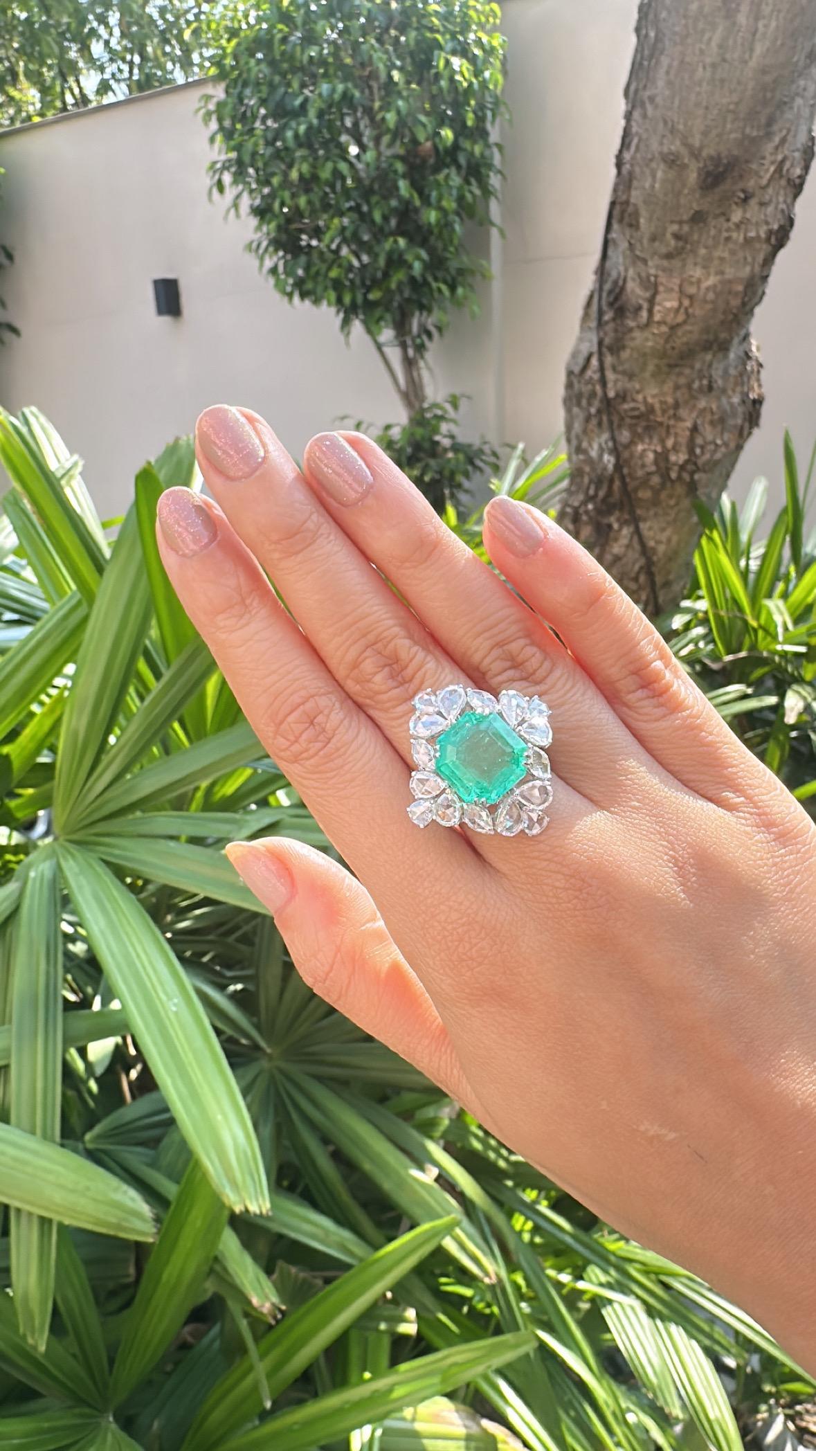 Bague de fiançailles en or 18 carats, émeraude colombienne de 9,22 carats et diamant de taille rose en vente 3