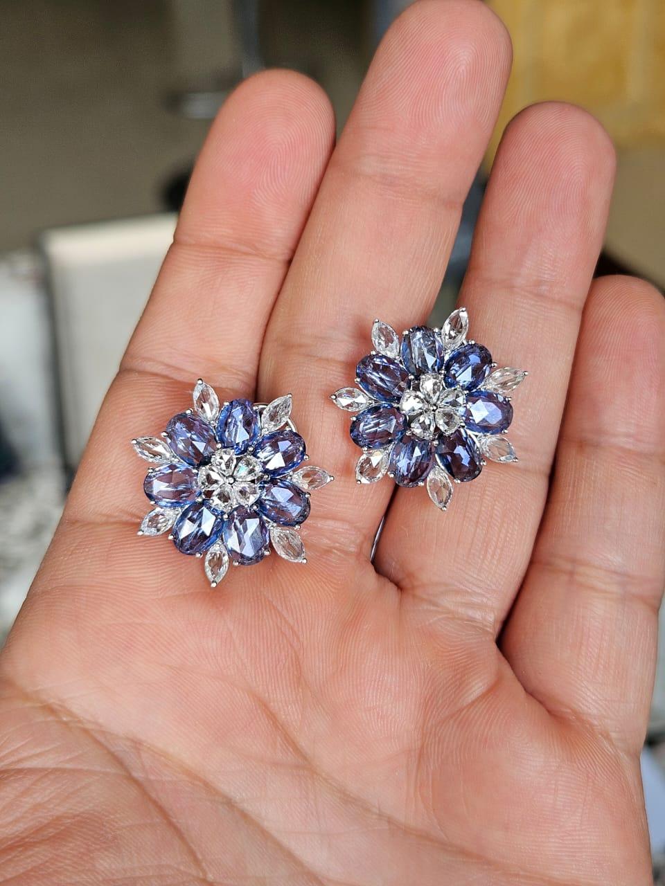 Moderne Clous d'oreilles en or 18 carats, saphirs bleus et diamants taille rose de 9,42 carats en vente