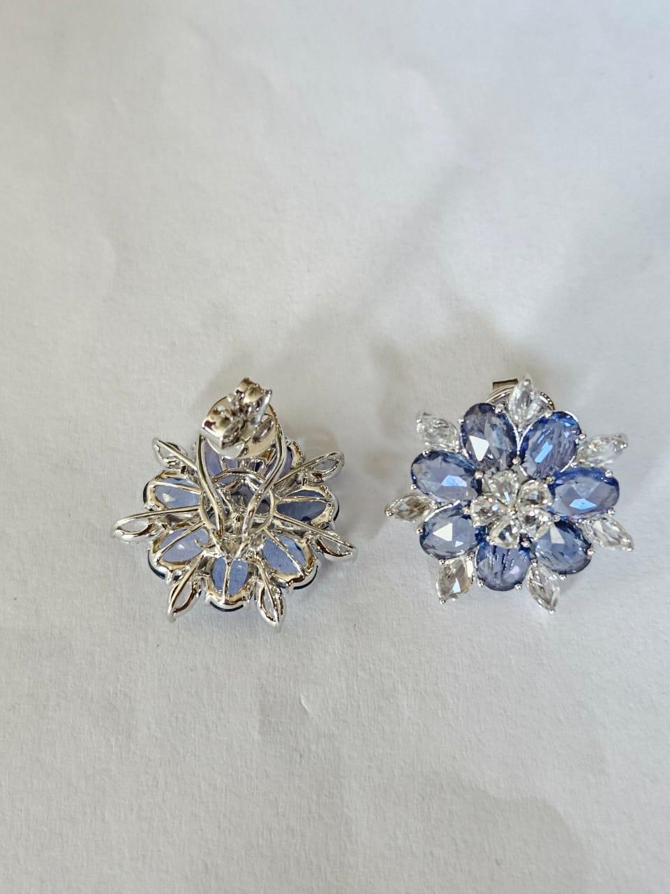 Taille rose Clous d'oreilles en or 18 carats, saphirs bleus et diamants taille rose de 9,42 carats en vente