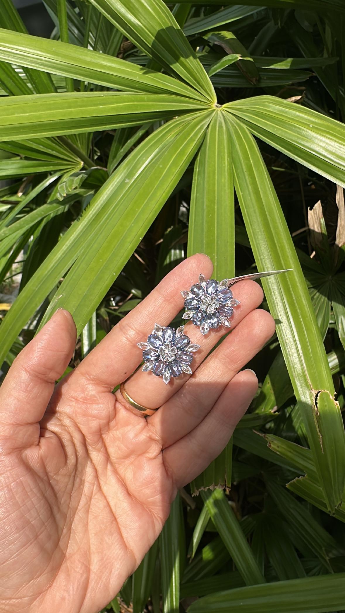 Clous d'oreilles en or 18 carats, saphirs bleus et diamants taille rose de 9,42 carats en vente 2