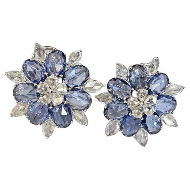 Superbe et magnifique, style moderne, boucles d'oreilles saphir bleu serties en or blanc 18 carats et diamants naturels. Le poids des saphirs bleus est de 9.42 carats. Les saphirs bleus sont originaires de Ceylan (Sri Lanka). Le poids total des