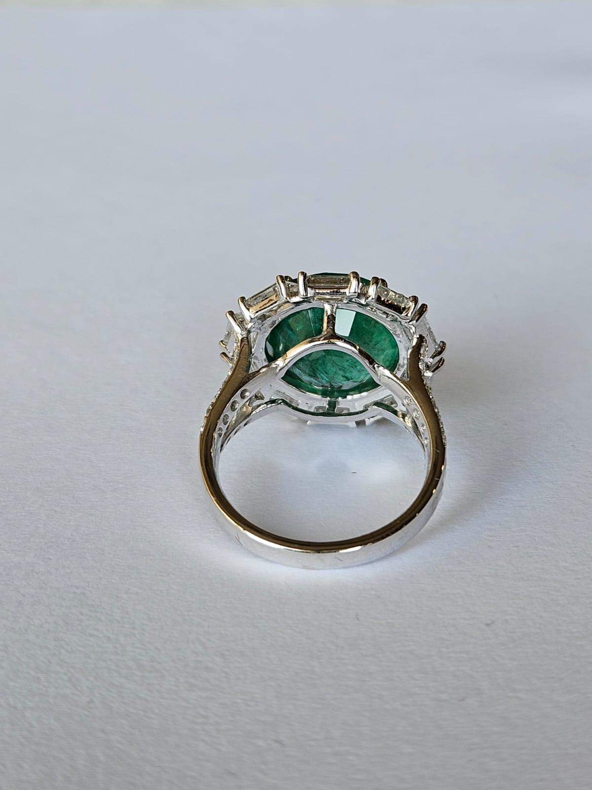 Art Deco Set in 18K Gold, 9.49 carats, natural Zambian Emerald & Diamonds Engagement Ring For Sale