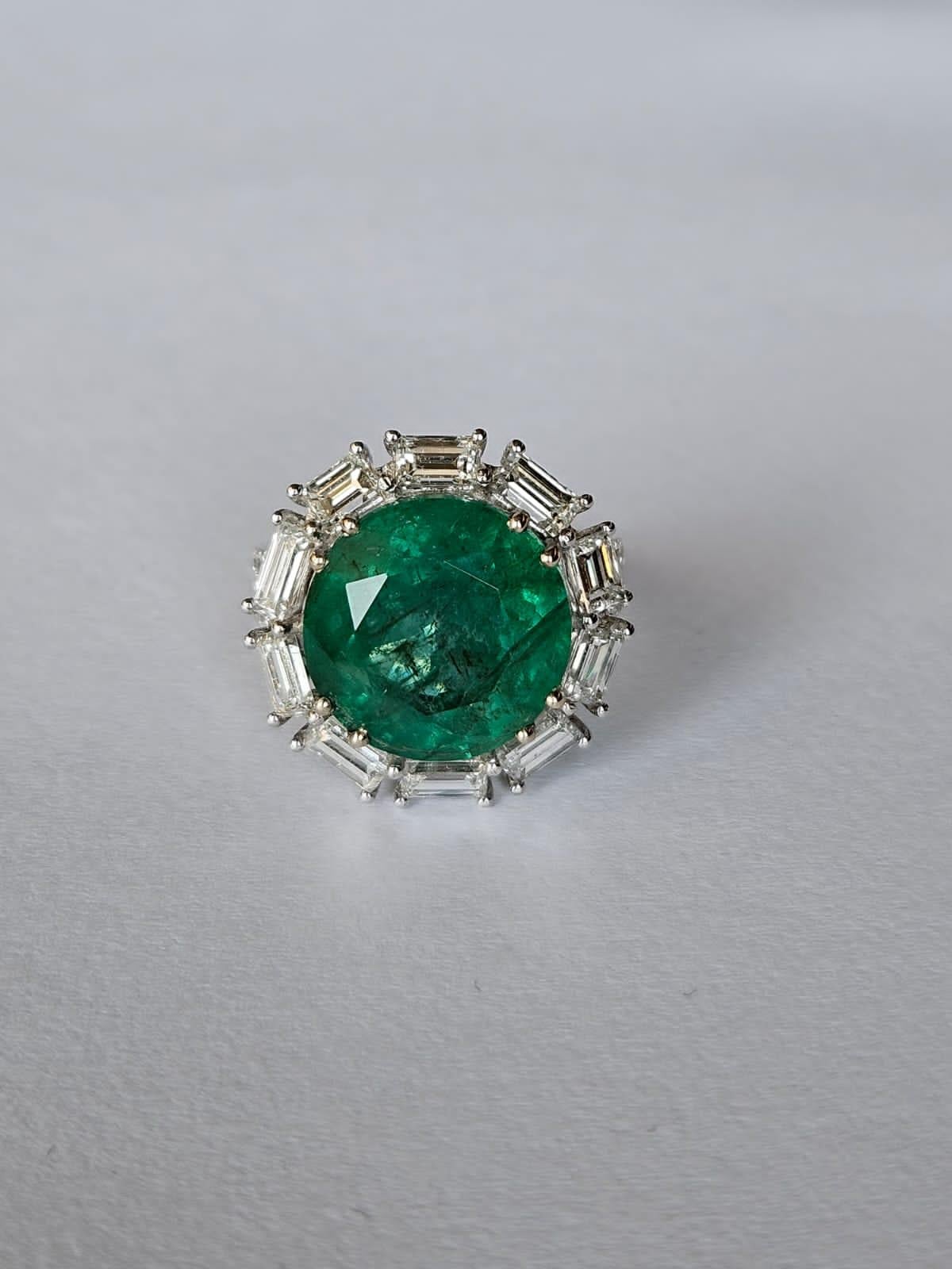 Set in 18K Gold, 9.49 carats, natural Zambian Emerald & Diamonds Engagement Ring In New Condition For Sale In Hong Kong, HK