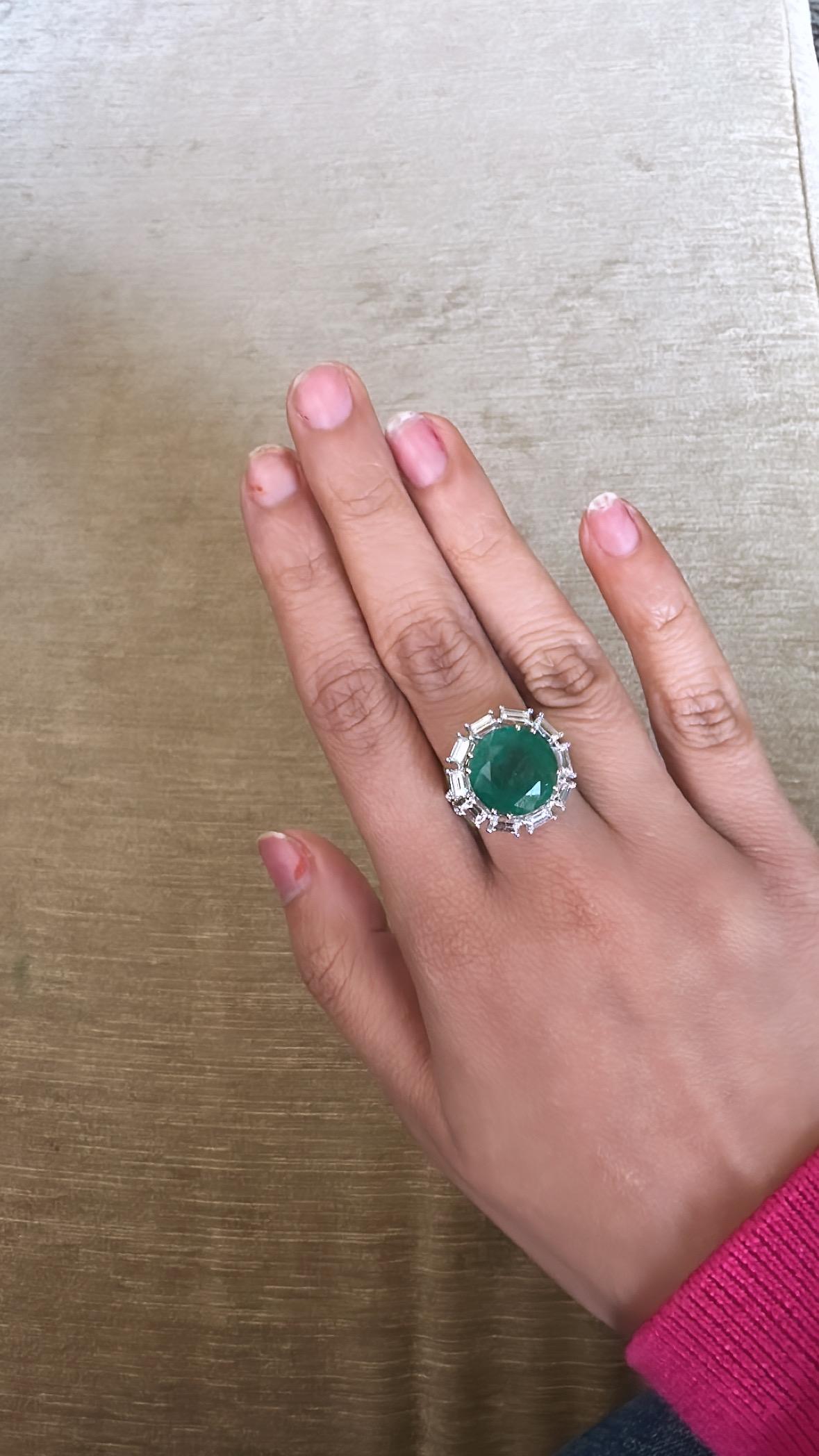 Set in 18K Gold, 9.49 carats, natural Zambian Emerald & Diamonds Engagement Ring For Sale 1