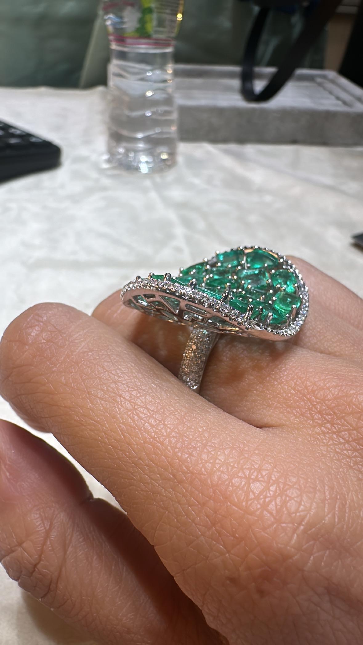 In 18K Gold gefasst, 9,55 Karat, natürlicher sambischer Smaragd & Diamanten Cocktail Ring im Angebot 4