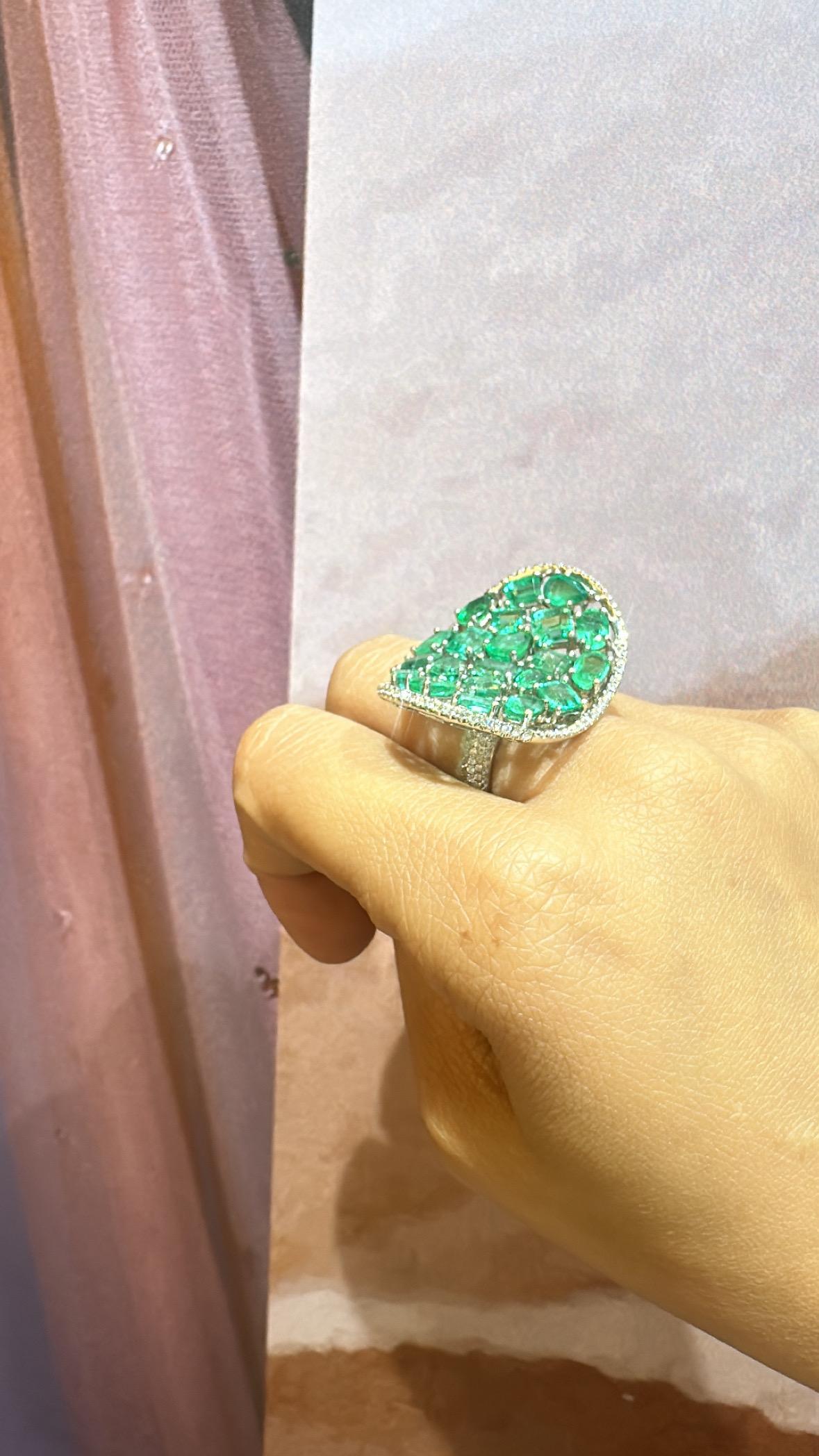 In 18K Gold gefasst, 9,55 Karat, natürlicher sambischer Smaragd & Diamanten Cocktail Ring im Angebot 6