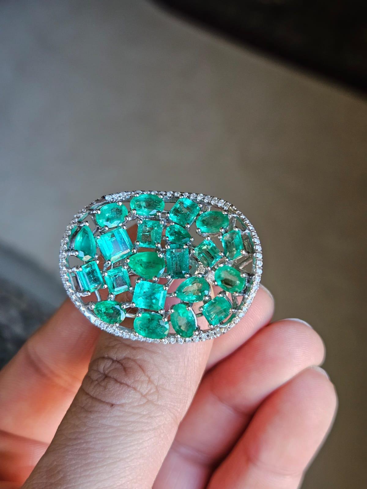 Ein sehr schöner und moderner Smaragd-Cocktailring in 18 Karat Weißgold und natürlichen Diamanten. Das Gewicht der Smaragde beträgt 9,55 Karat. Die Smaragde sind völlig natürlich, ohne jegliche Behandlung und stammen aus Sambia. Das Gewicht der