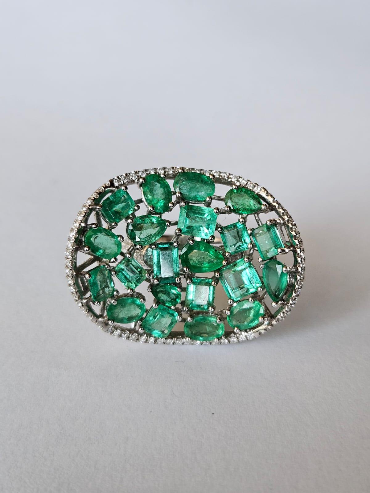 In 18K Gold gefasst, 9,55 Karat, natürlicher sambischer Smaragd & Diamanten Cocktail Ring (Gemischter Schliff) im Angebot
