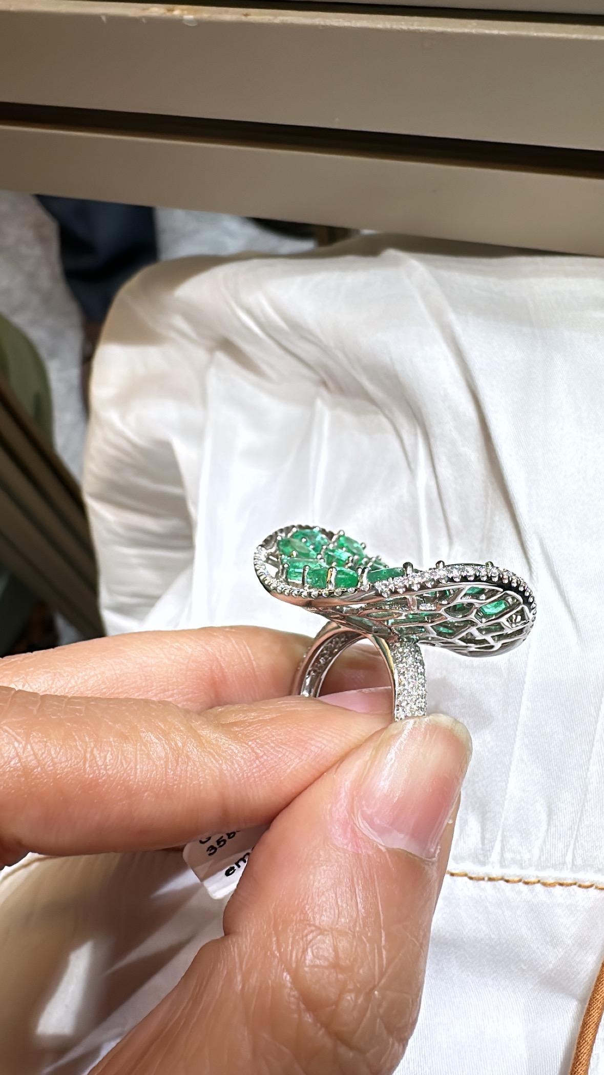 In 18K Gold gefasst, 9,55 Karat, natürlicher sambischer Smaragd & Diamanten Cocktail Ring im Angebot 1