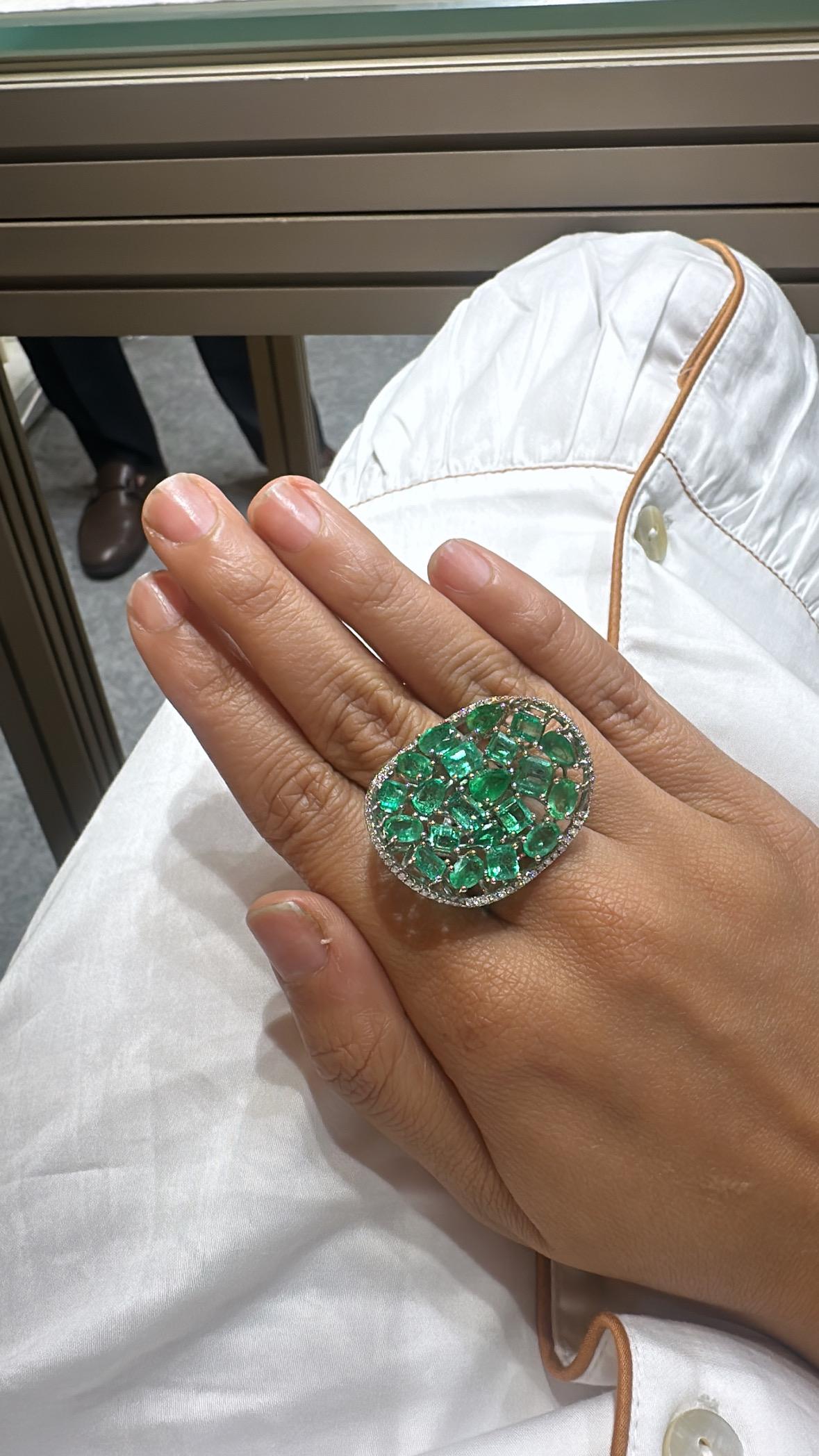 In 18K Gold gefasst, 9,55 Karat, natürlicher sambischer Smaragd & Diamanten Cocktail Ring im Angebot 2