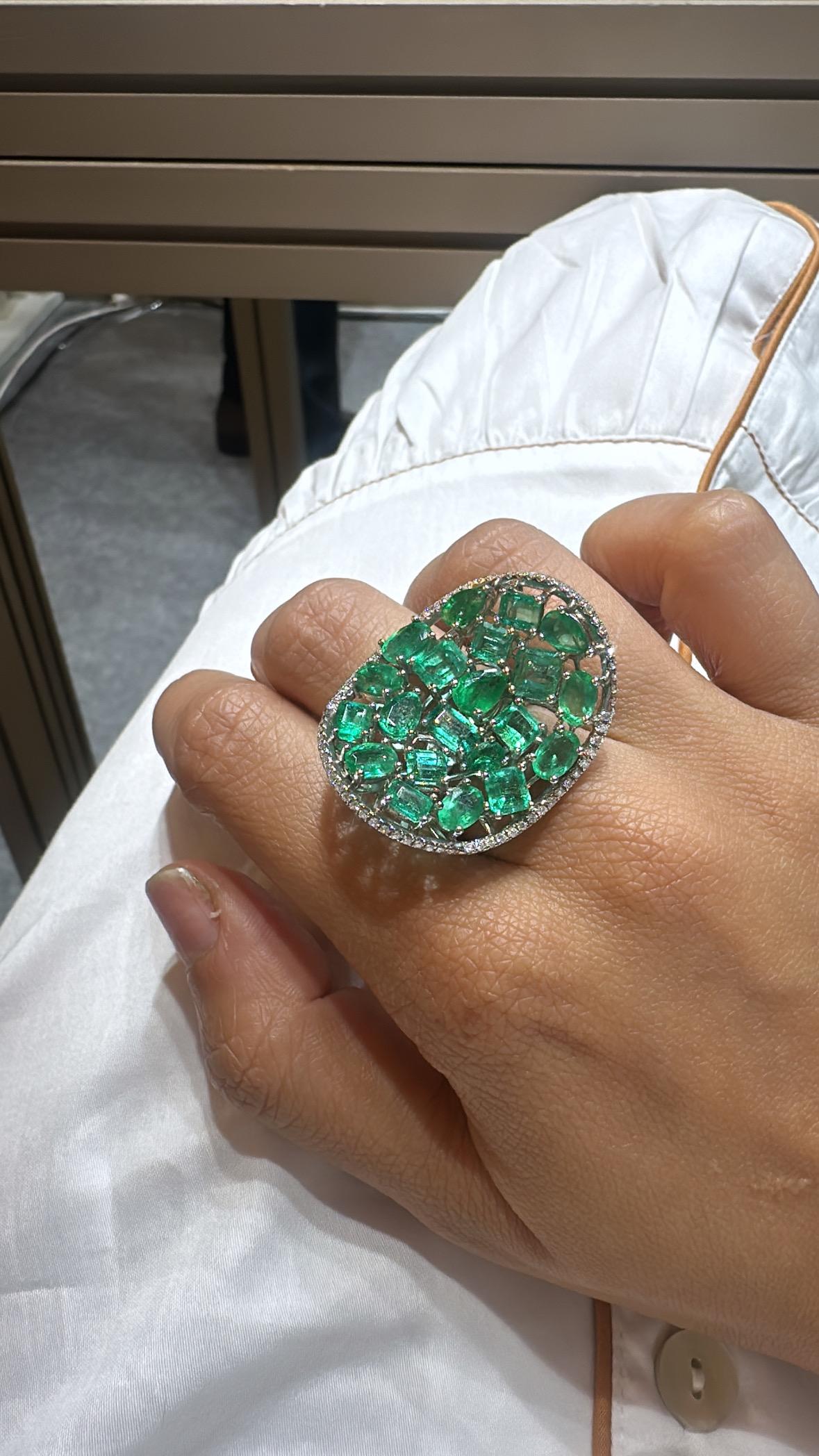 In 18K Gold gefasst, 9,55 Karat, natürlicher sambischer Smaragd & Diamanten Cocktail Ring im Angebot 3